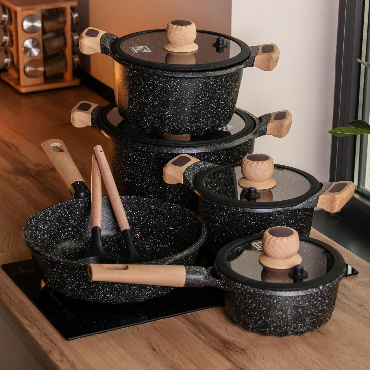 Набір посуду, комплект з 4 каструль і сковорідок, MGC, чорний.