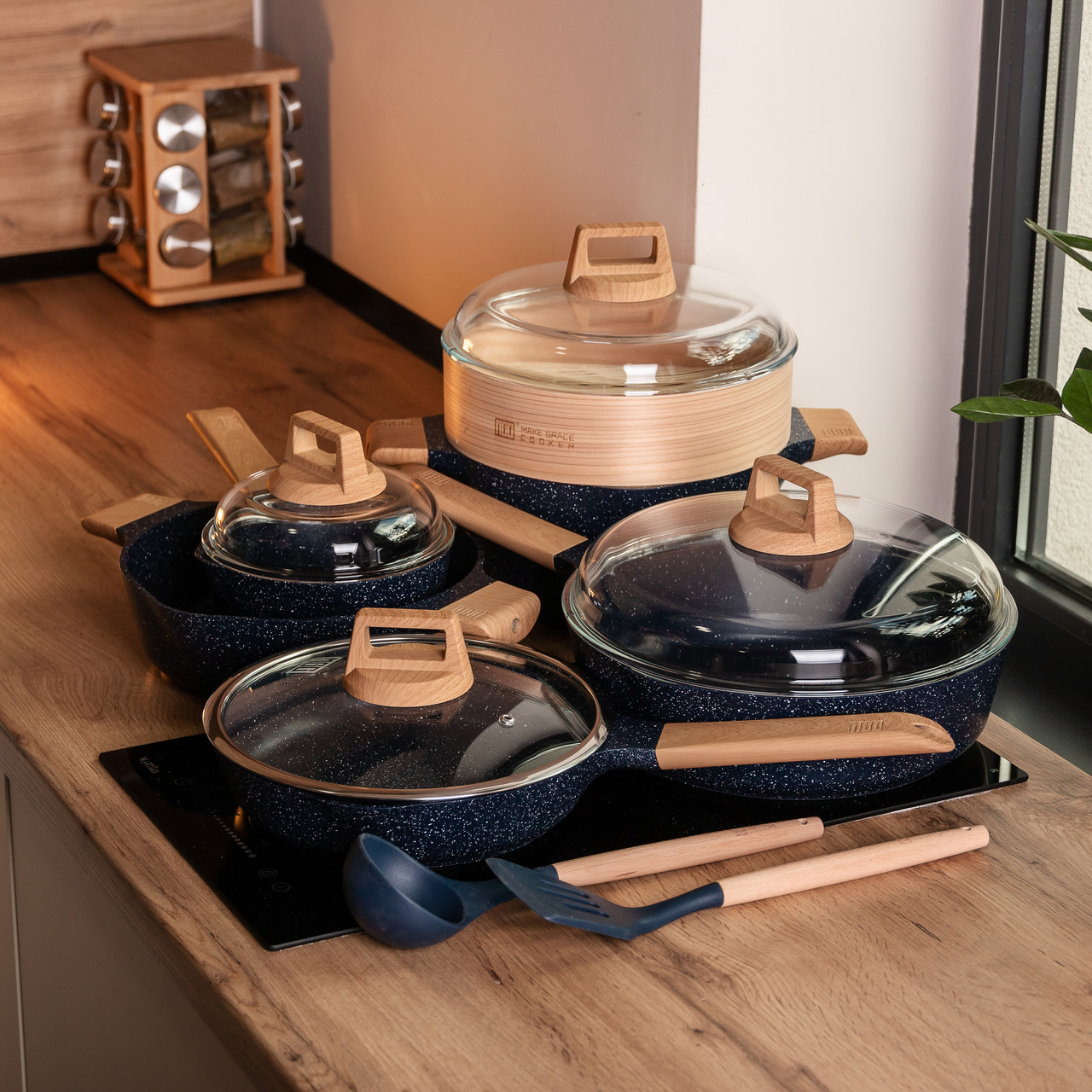 Набір посуду MGC 2 каструлі, 2 сковороди, сотейник, пароварка, ополоник, лопатка, фартух