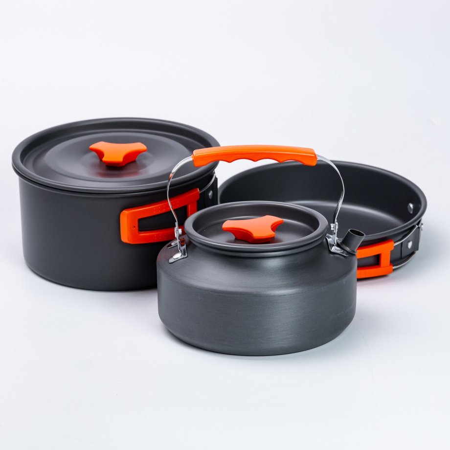 Набір туристичного посуду в сумці для походу та кемпінгу: каструля, сковорода, чайник