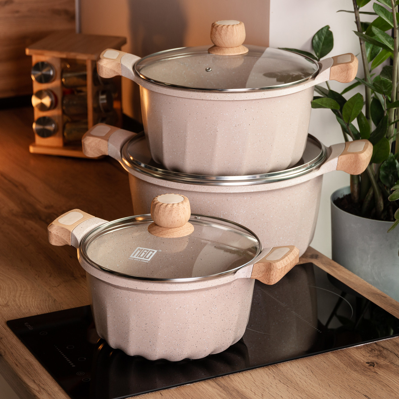 Набір із трьох каструль та сковорідок з кришками 24, 28, 32 см, товстодонне алюмінієве дно MGC