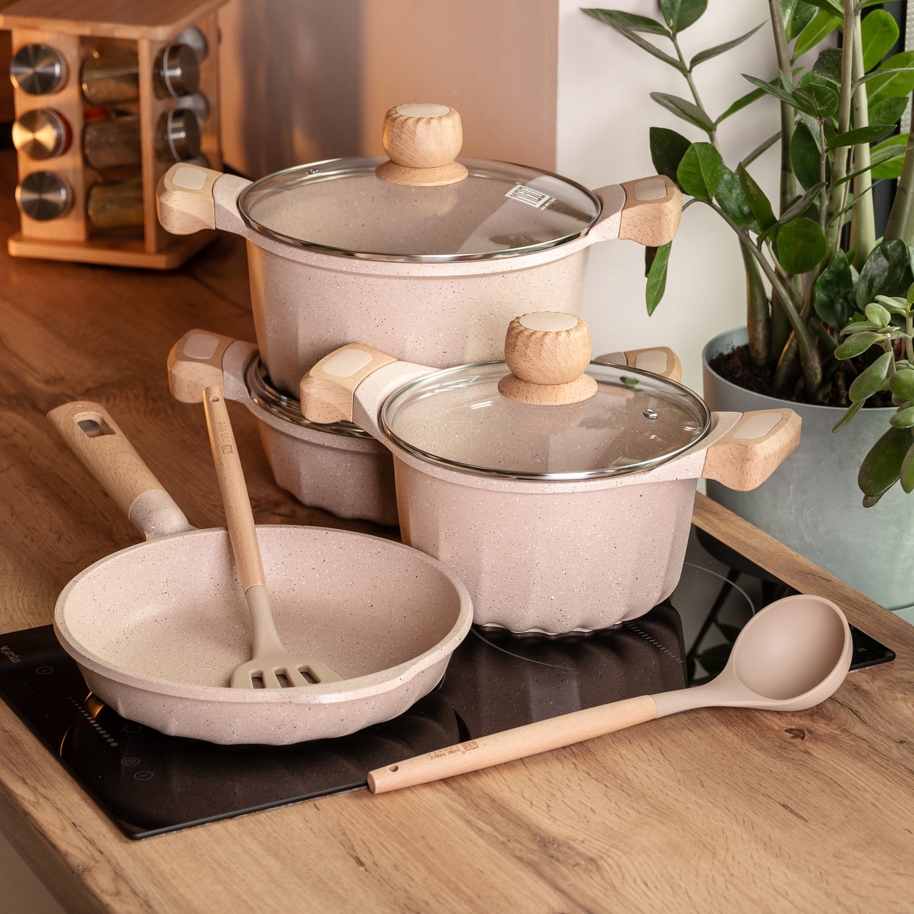 Набір посуду, 3 каструлі, сковорода, алюмінієва товстодонна MGC з лопаткою та ополоником, бежевий.