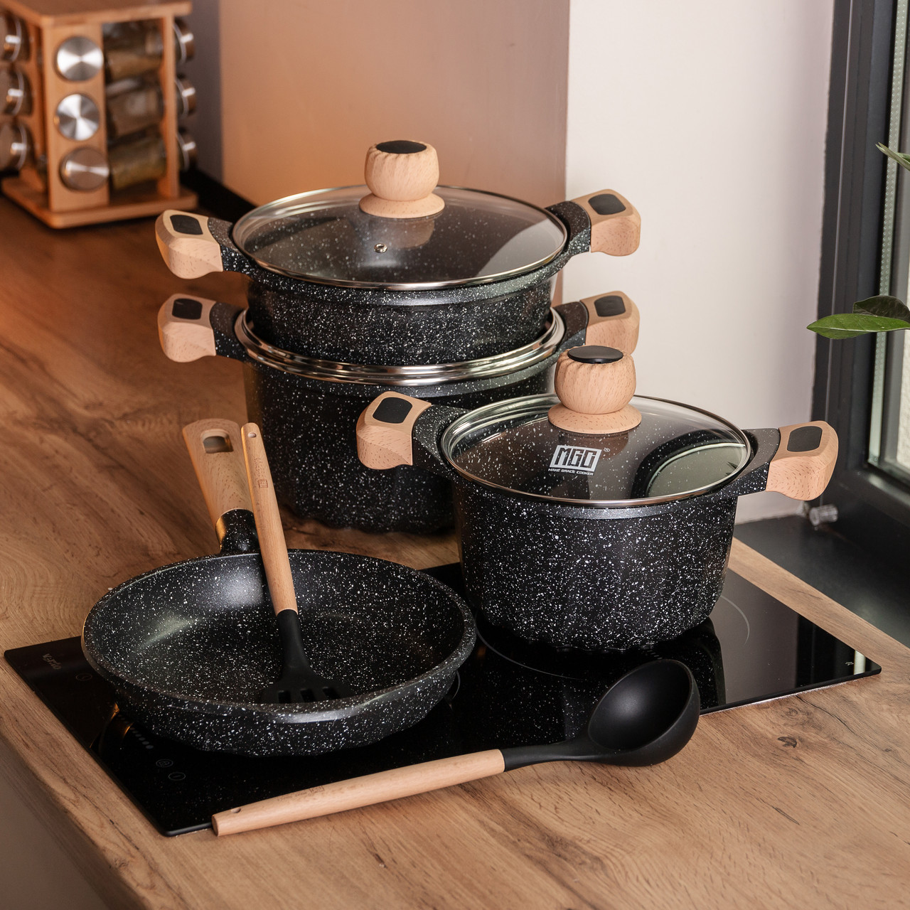 Набір посуду, 3 каструлі, з товстодонною алюмінієвою лопаткою та ополоником MGC, чорний.