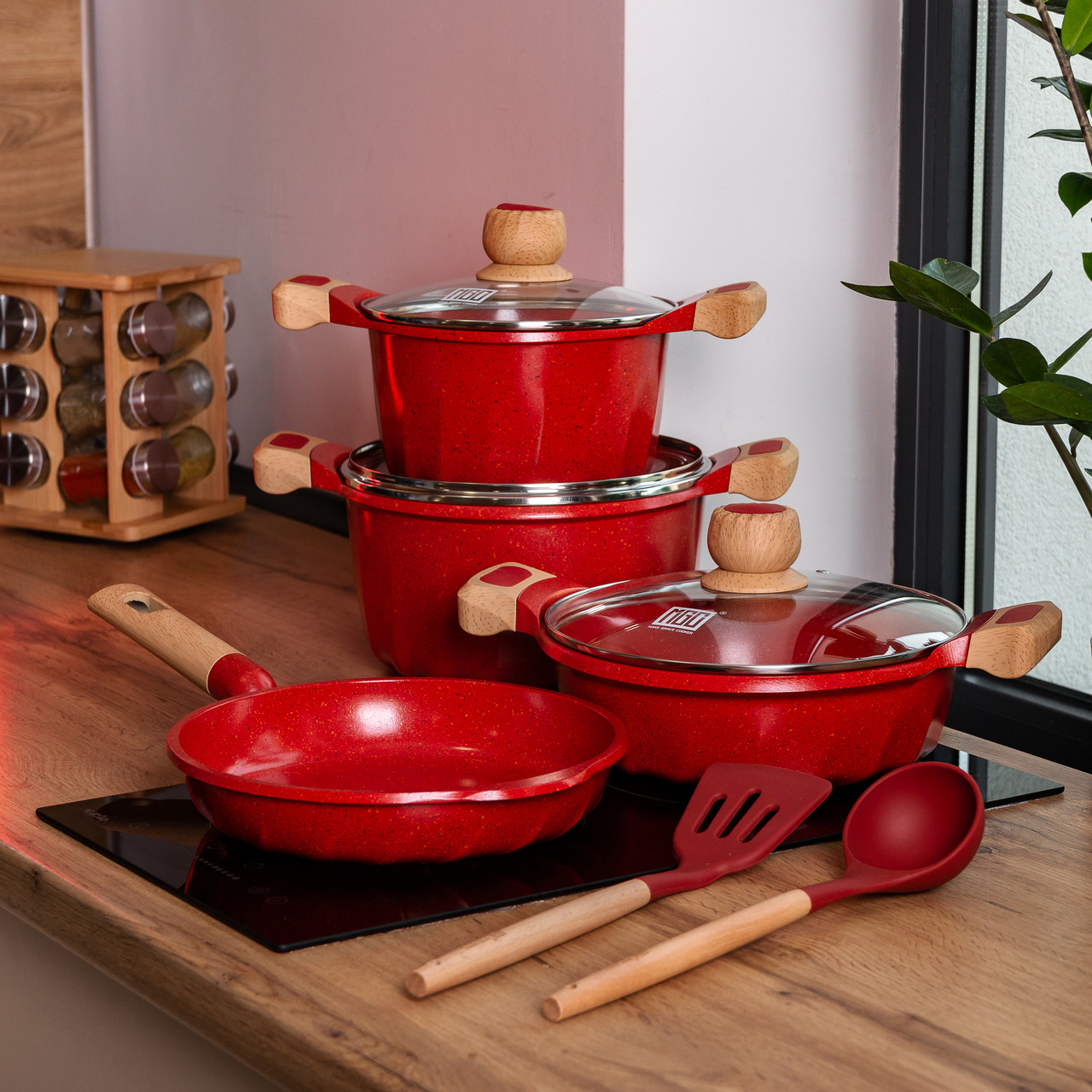 Набір посуду, 3 каструлі, товстодонне алюмінієве дно MGC з лопаткою та ополоником, червоний.