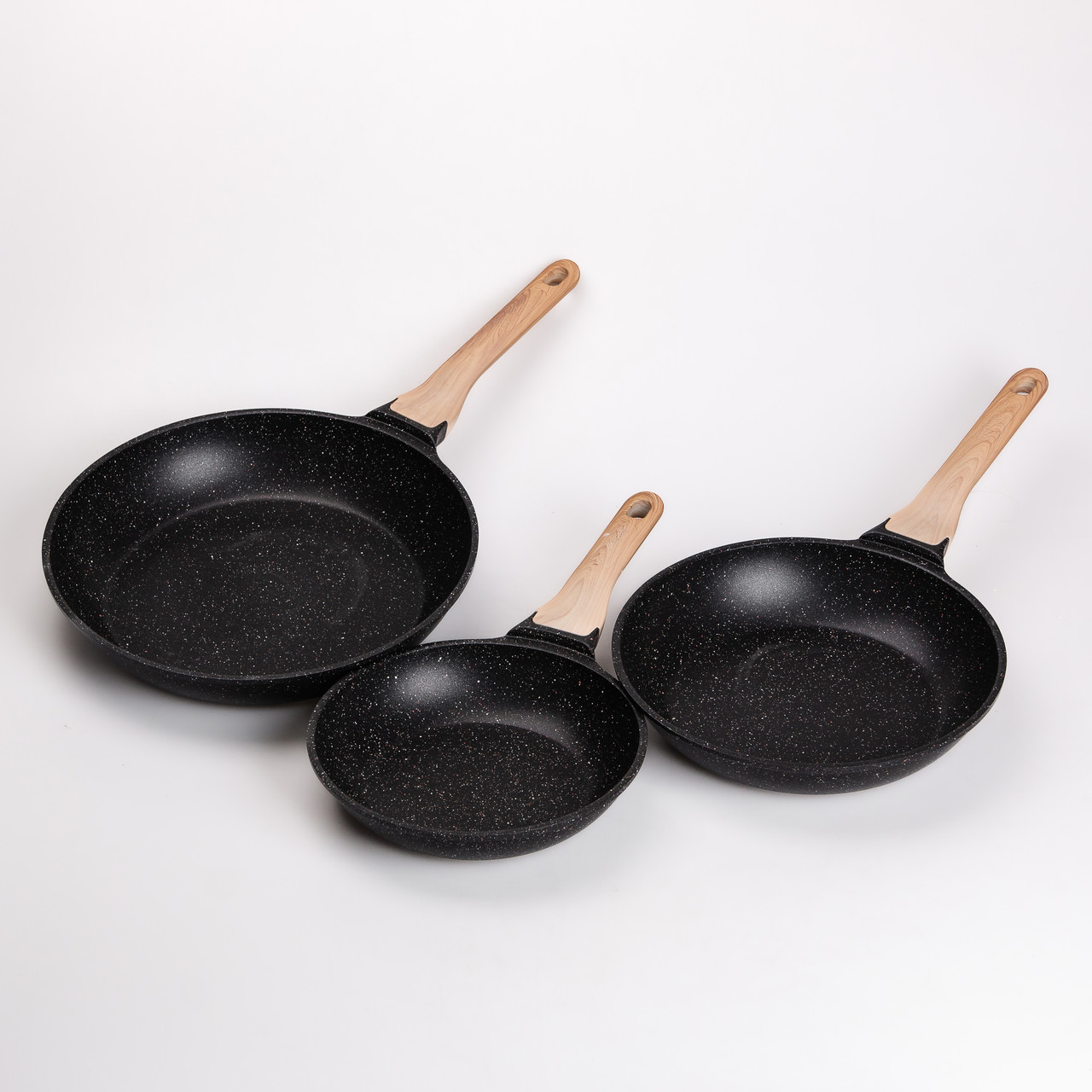 Чорний набір сковорідок з антипригарним керамічним покриттям для різних плит