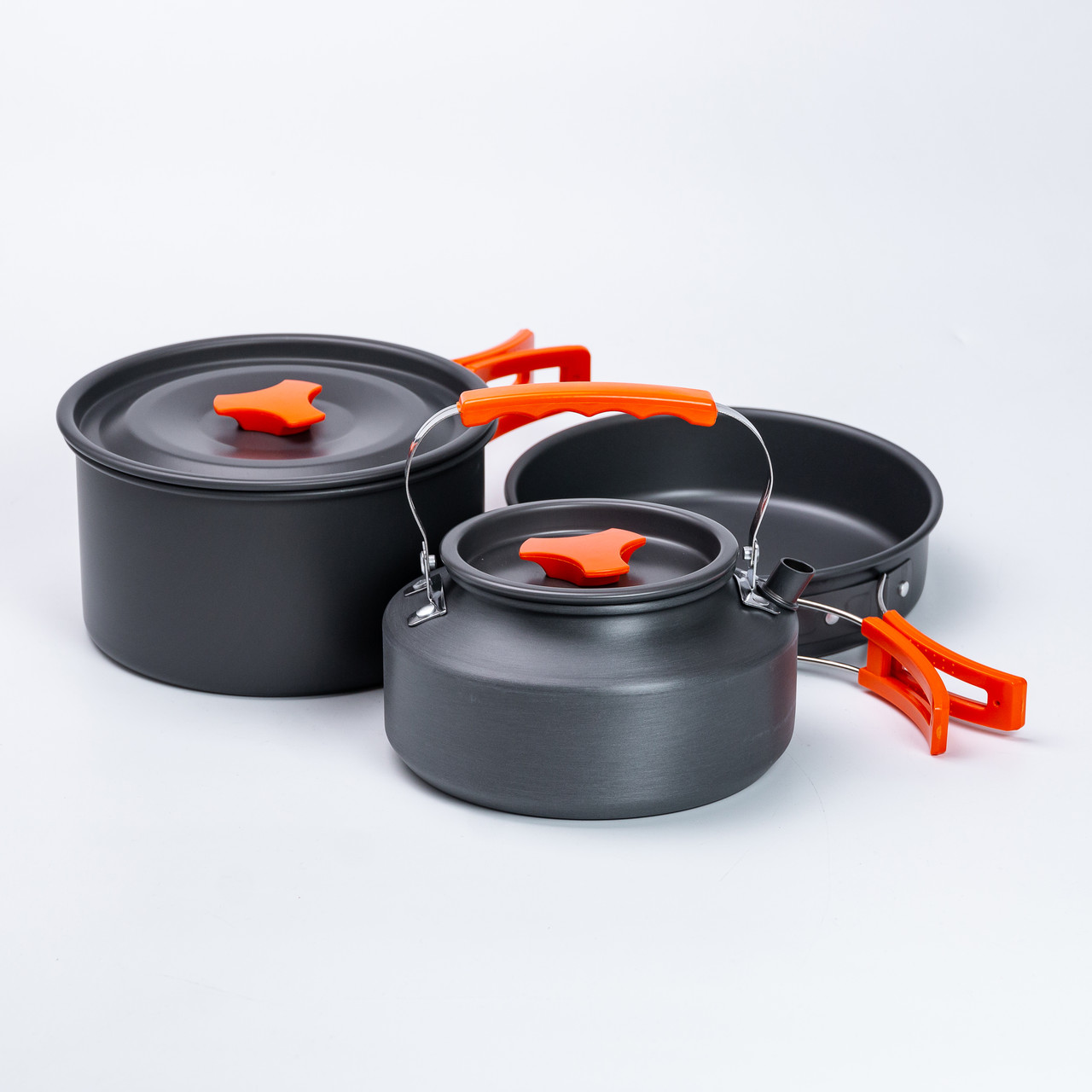 Набір туристичного посуду в сумці для походу та кемпінгу: каструля, сковорода, чайник