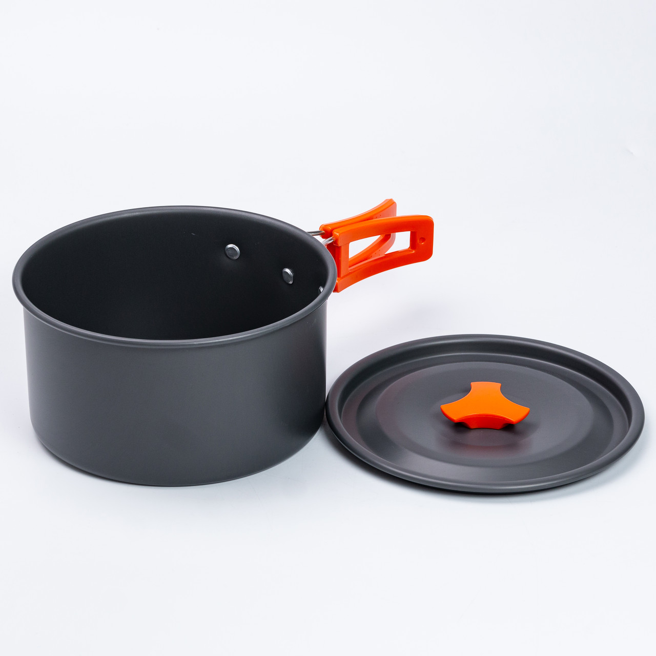 Набір туристичного посуду в сумці для походу та кемпінгу: каструля, сковорода, чайник