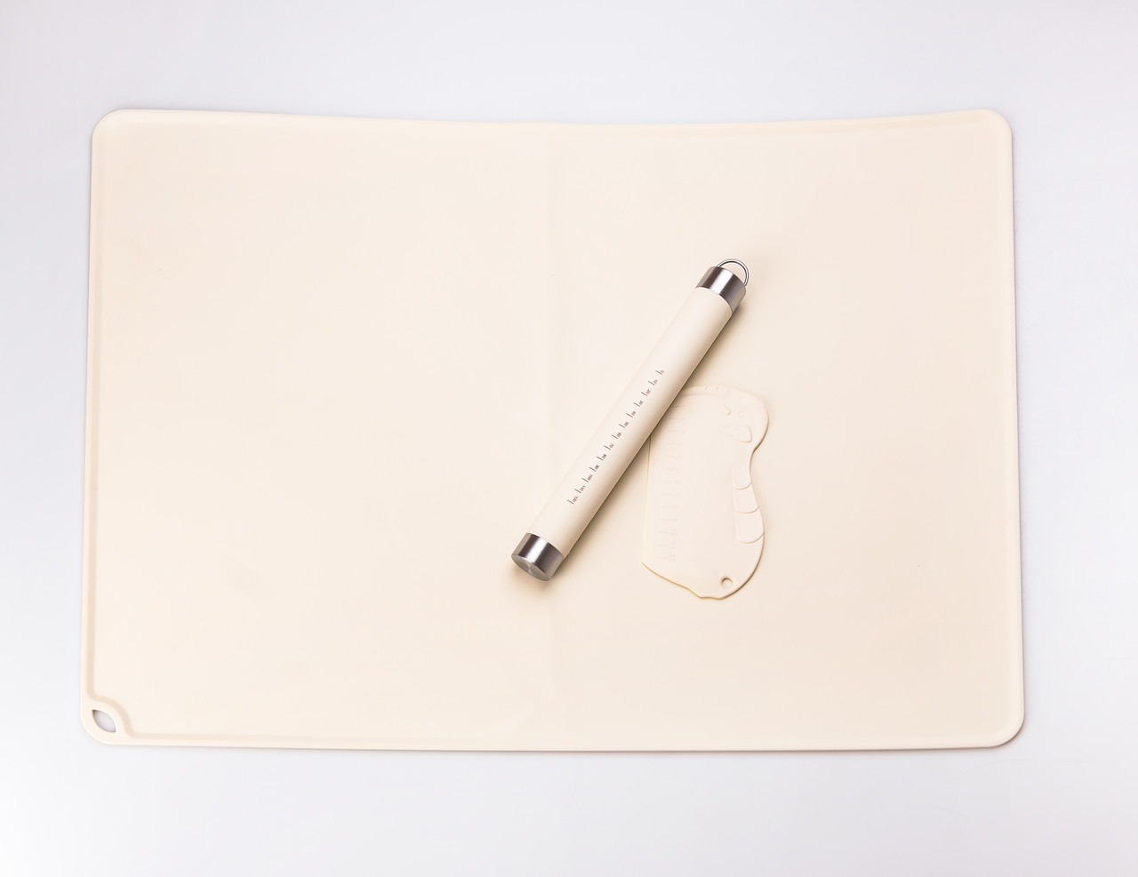 Силіконовий килимок зі качалкою для розкочування прямокутного тіста Бежевий