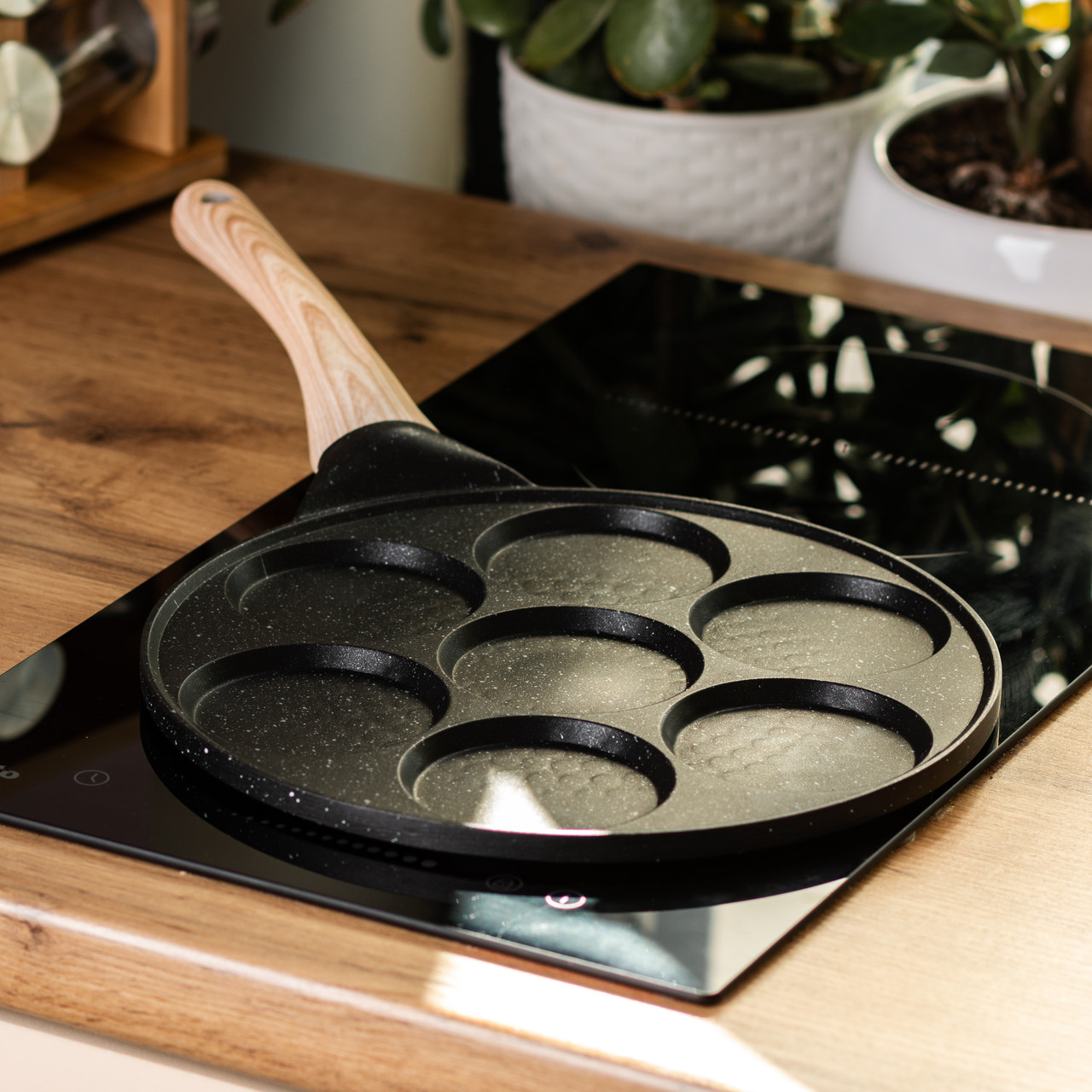 Сковорода з антипригарним покриттям 26 см для млинців, яєць та оладок, 7-секційна кругла чорна