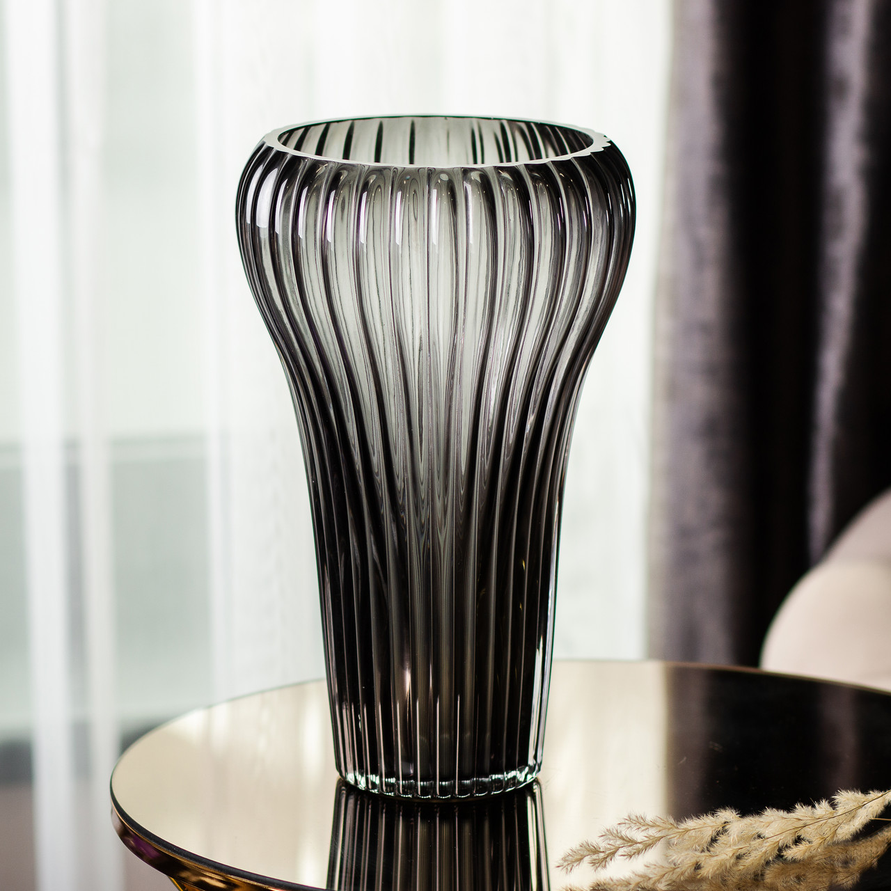 Скляна ваза для квітів, декоративна фігурна, сіра, 27 см.