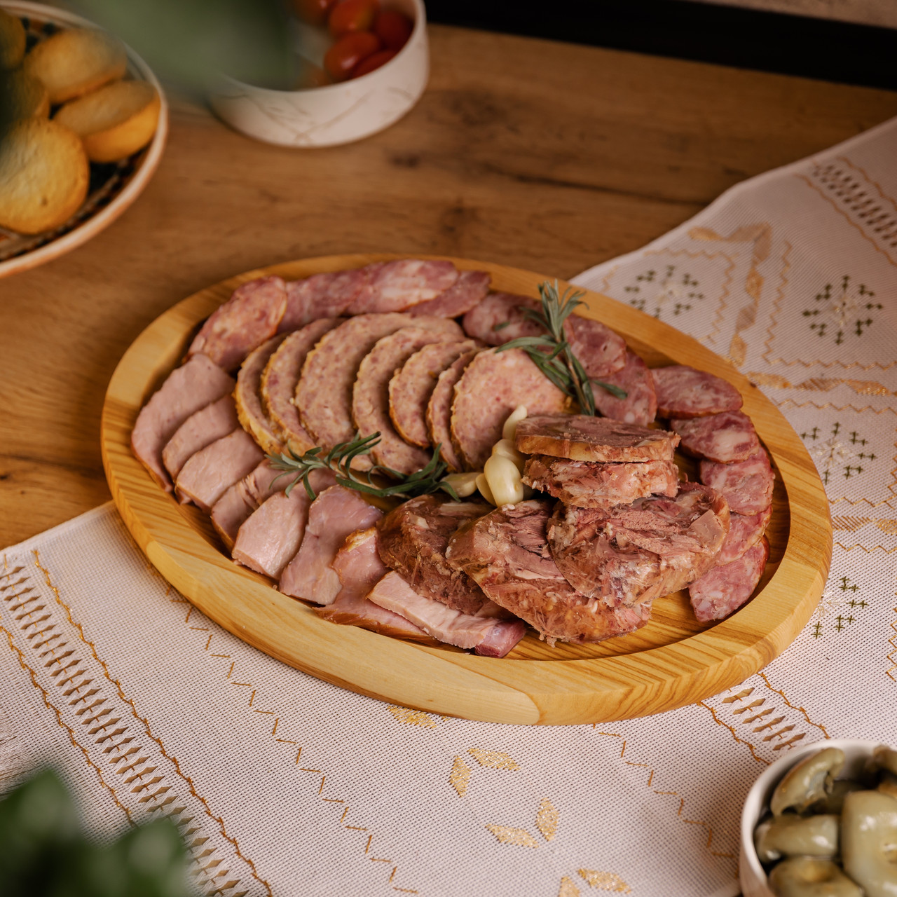 Овальна дошка 35×25 см для подачі нарізок, ясен