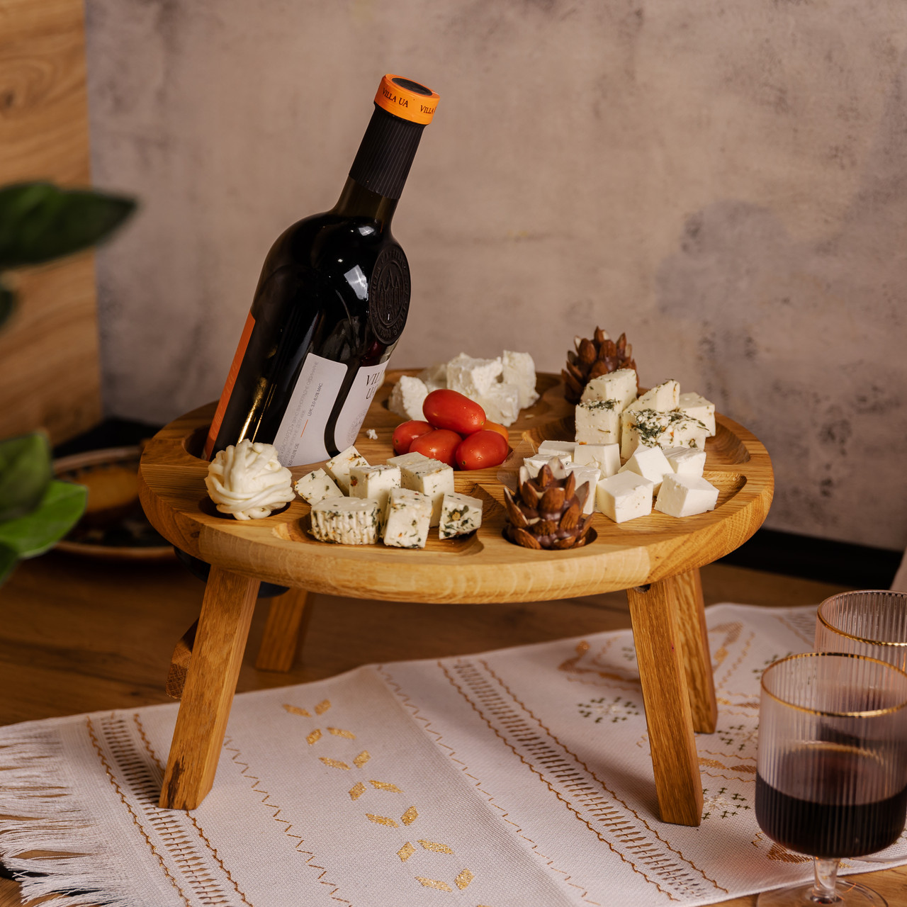 Винний столик-менажниця з дерева 35 см круглий на ніжках дуб
