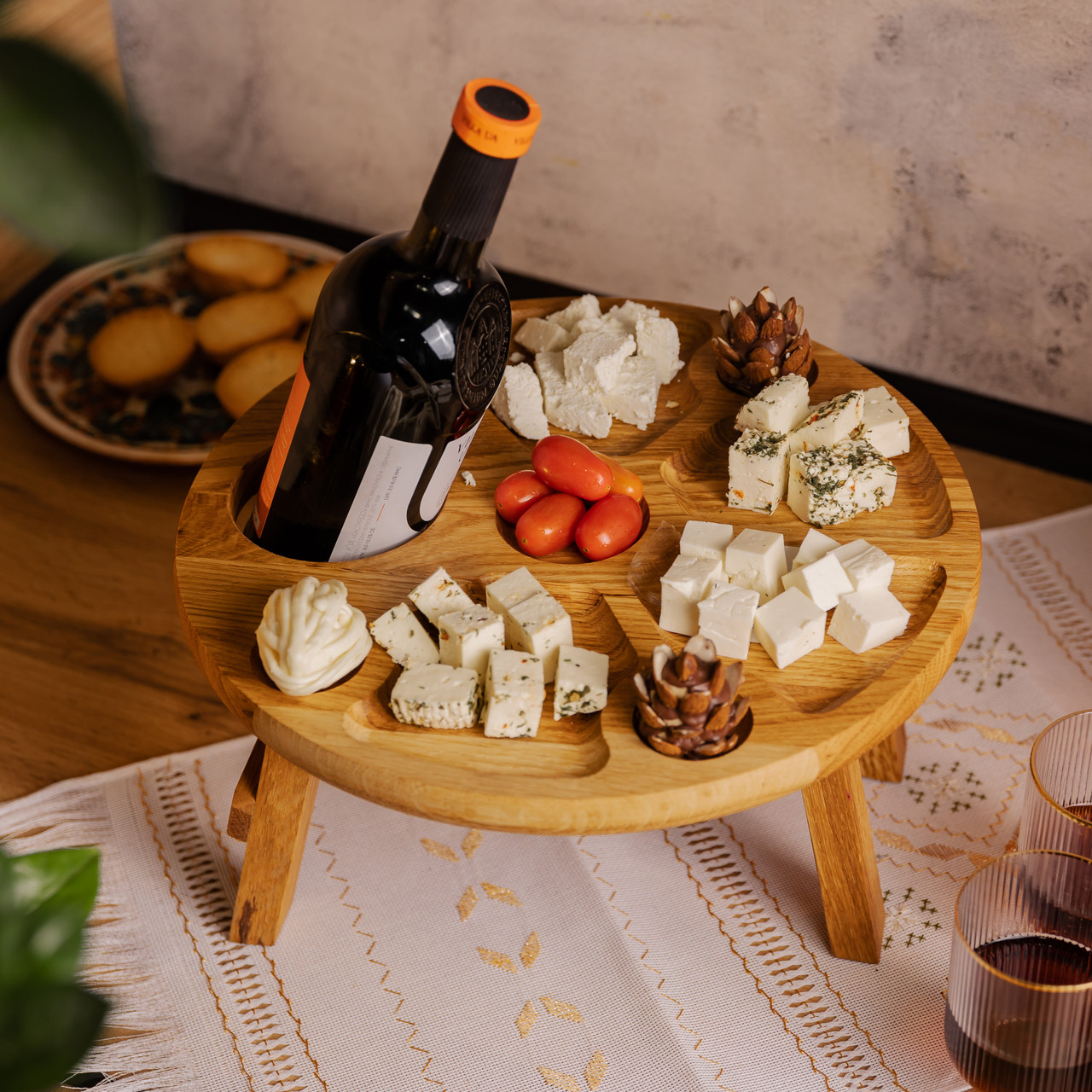 Винний столик-менажниця з дерева 35 см круглий на ніжках дуб