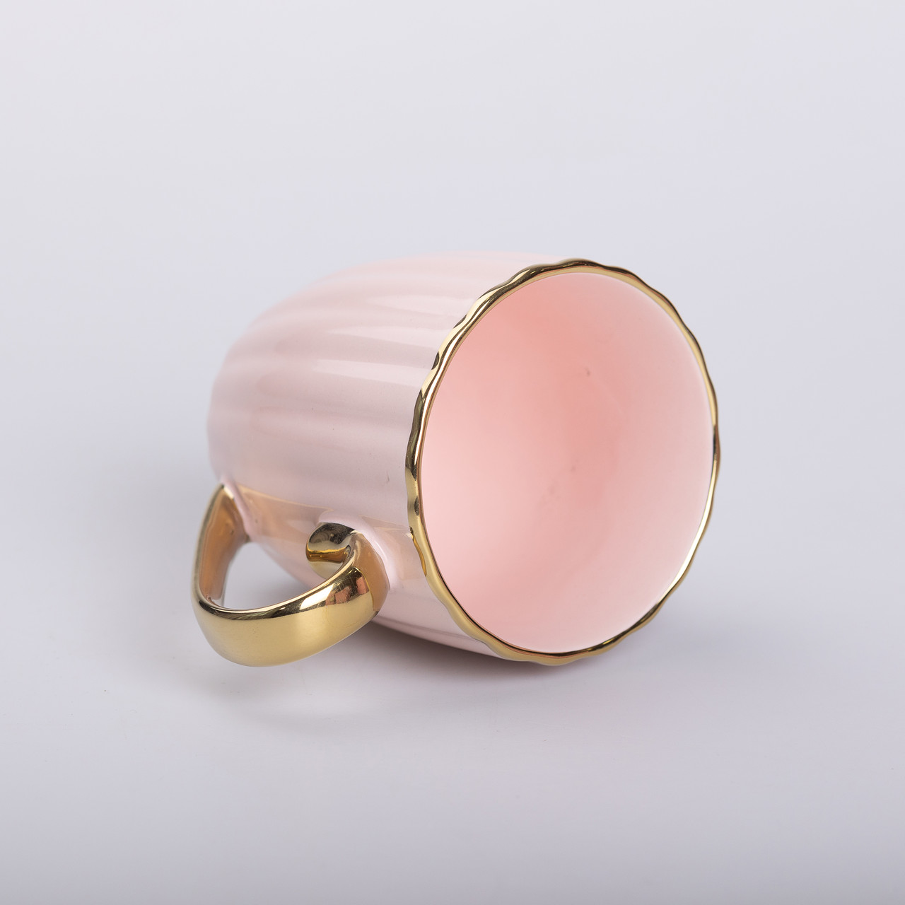 Чашка керамічна із золотим обідком і золотою ручкою 420 (мл) Рожева