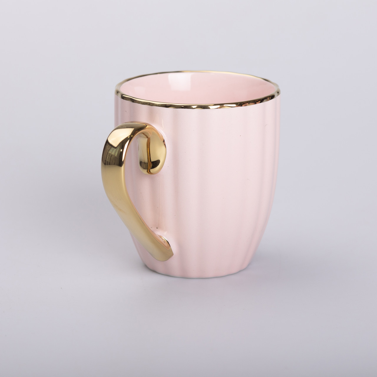 Чашка керамічна із золотим обідком і золотою ручкою 420 (мл) Рожева
