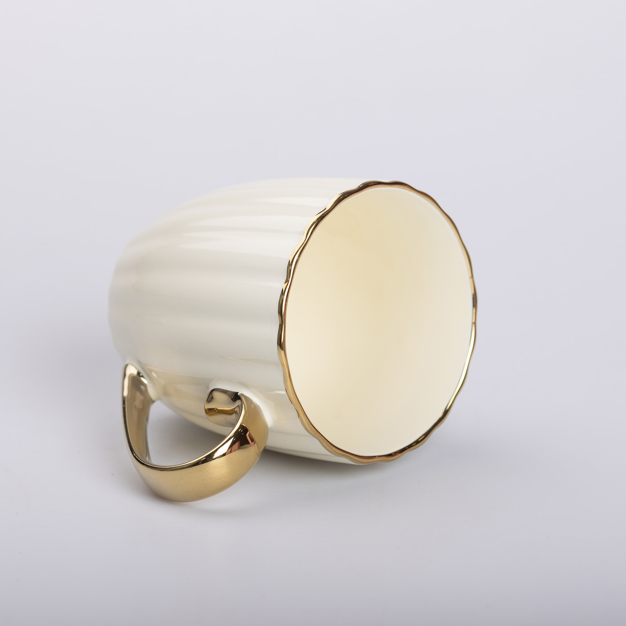 Чашка керамічна із золотим обідком і золотою ручкою 420 (мл) Бежева