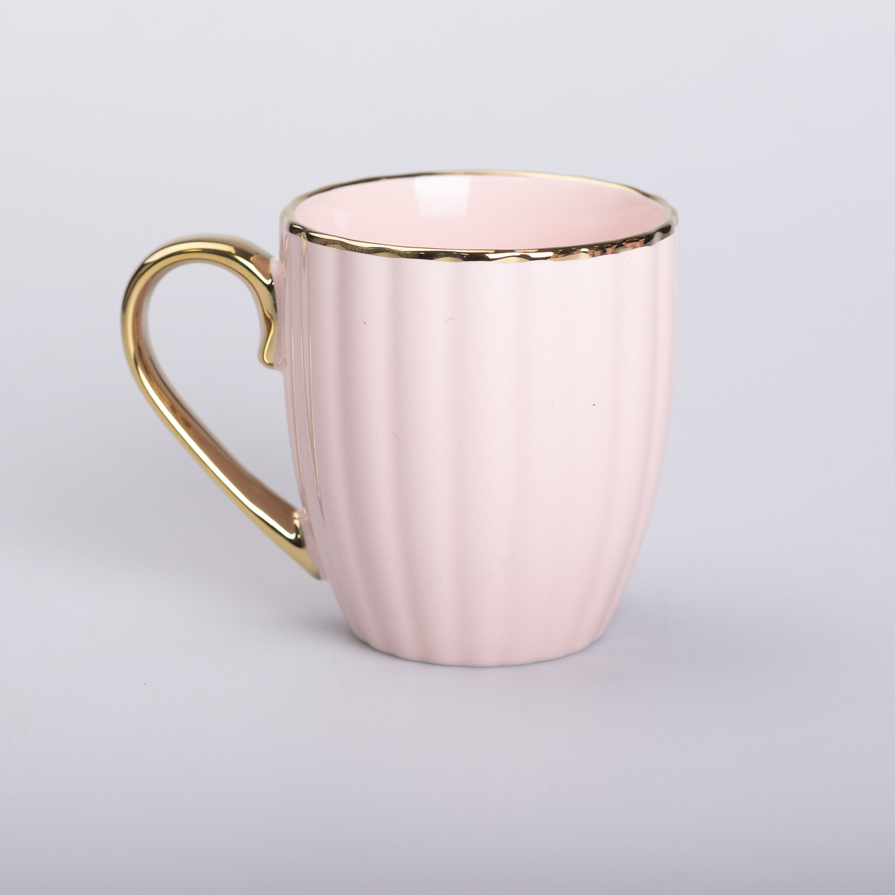 Чашка керамічна із золотим обідком і золотою ручкою 420 (мл) Рожева