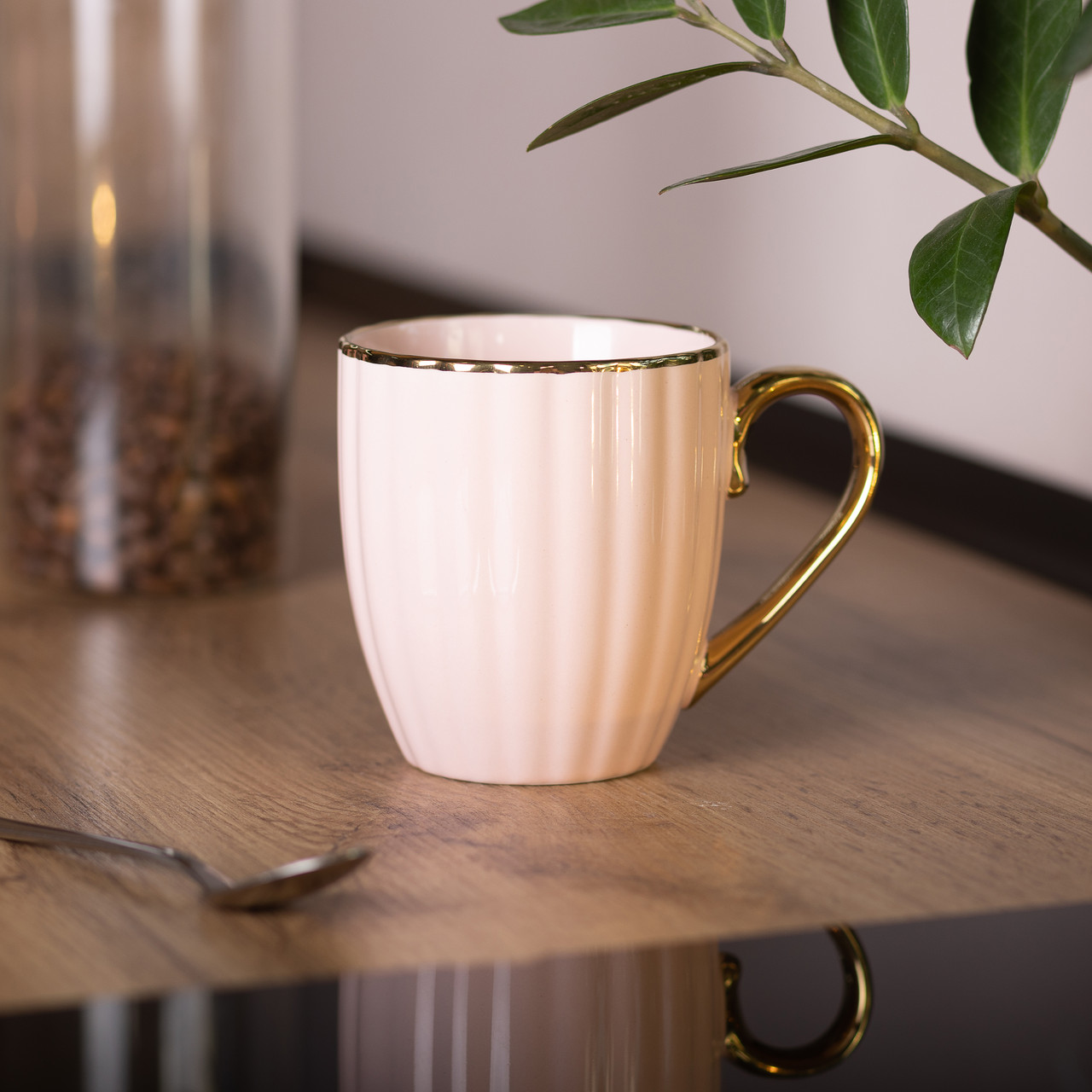 Чашка керамічна із золотим обідком і золотою ручкою 420 (мл) Рожева