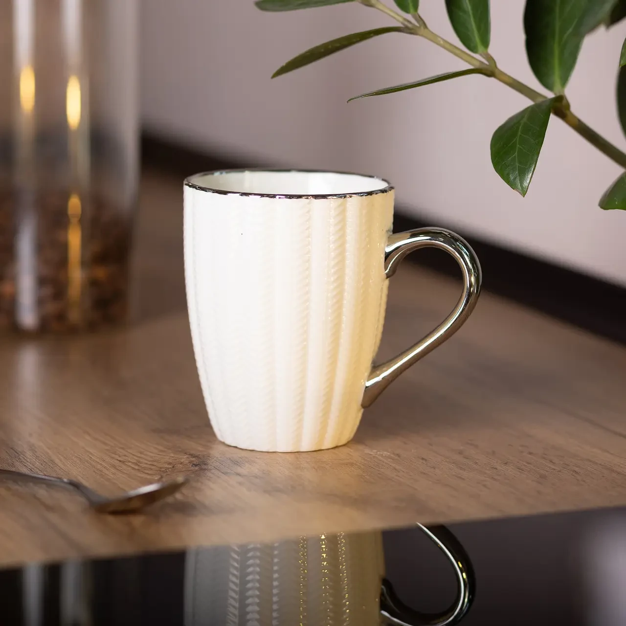 Чашка керамічна 400 (мл) зі сріблястим обідком та ручкою Бежева