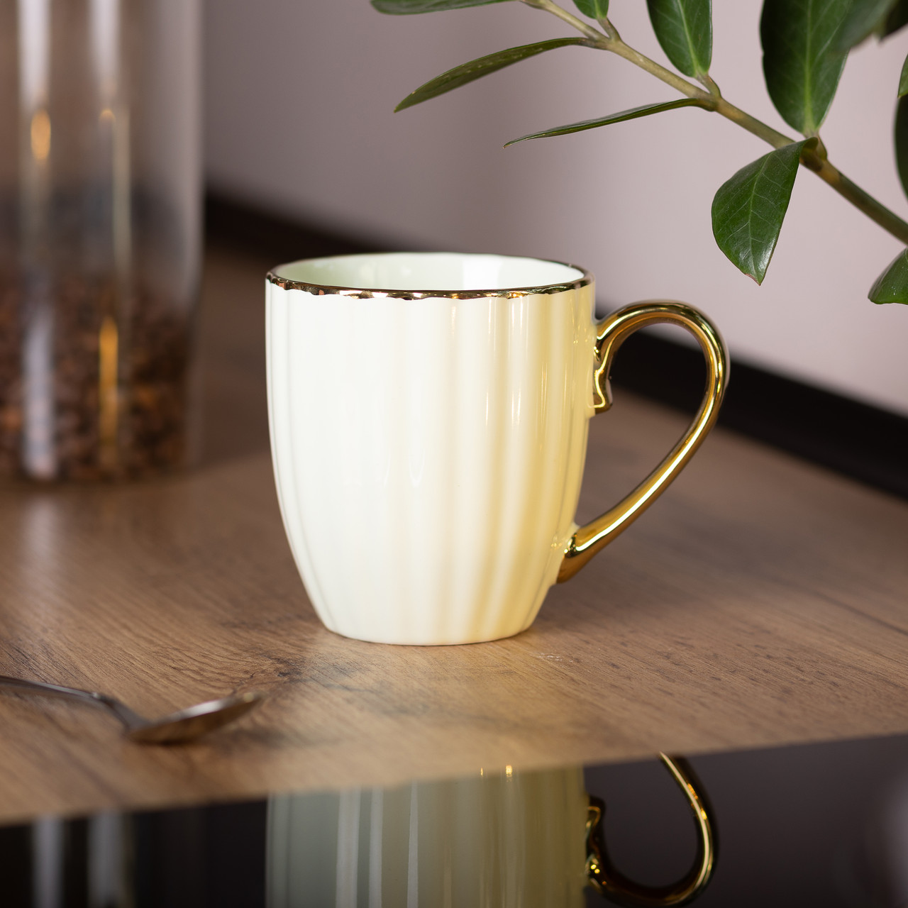 Чашка керамічна із золотим обідком і золотою ручкою 420 (мл) Бежева