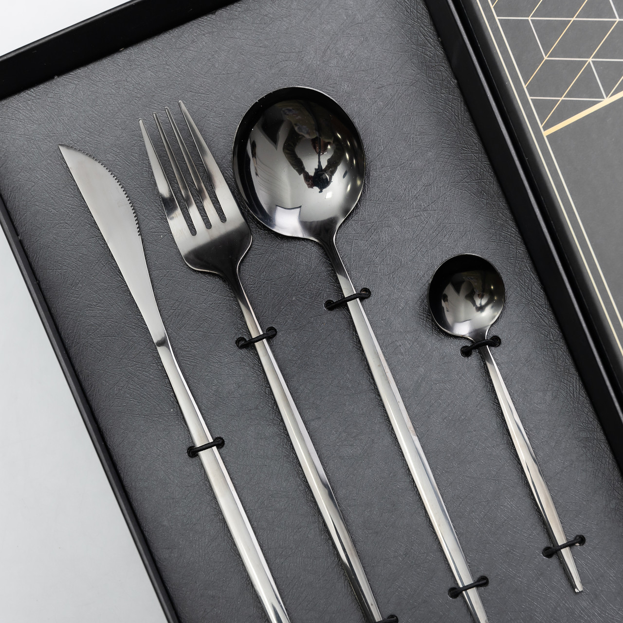 Набір столових приборів 24 предмети набір ложок виделок і ножів на 6 персон Чорний