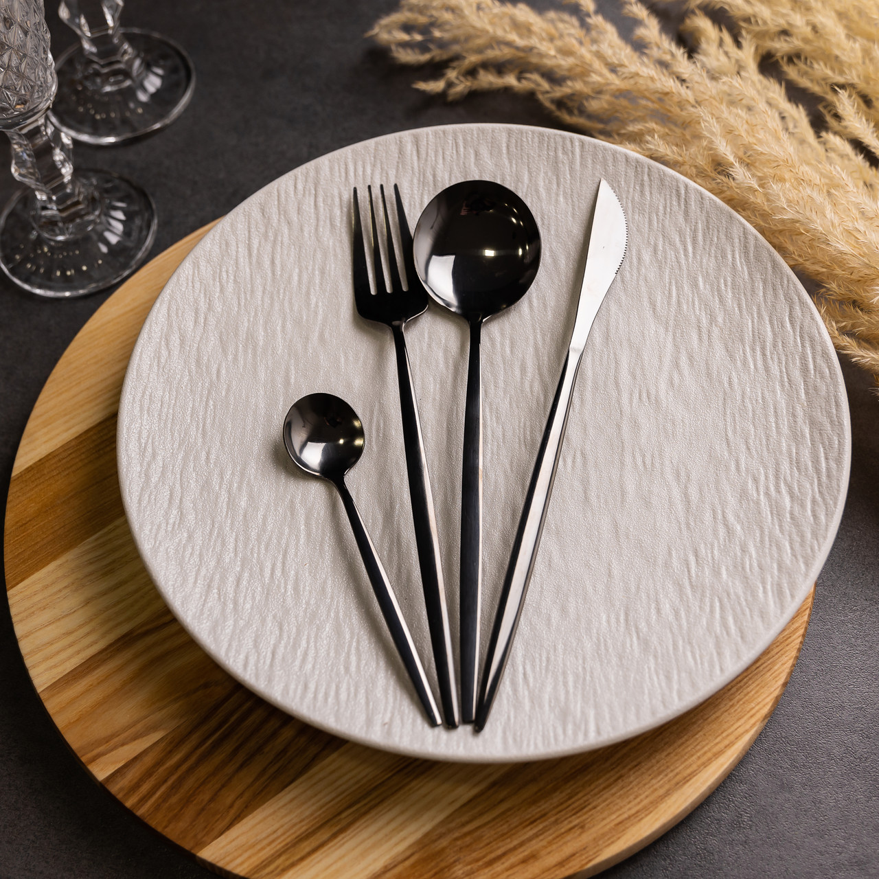 Набір столових приборів 24 предмети набір ложок виделок і ножів на 6 персон Чорний