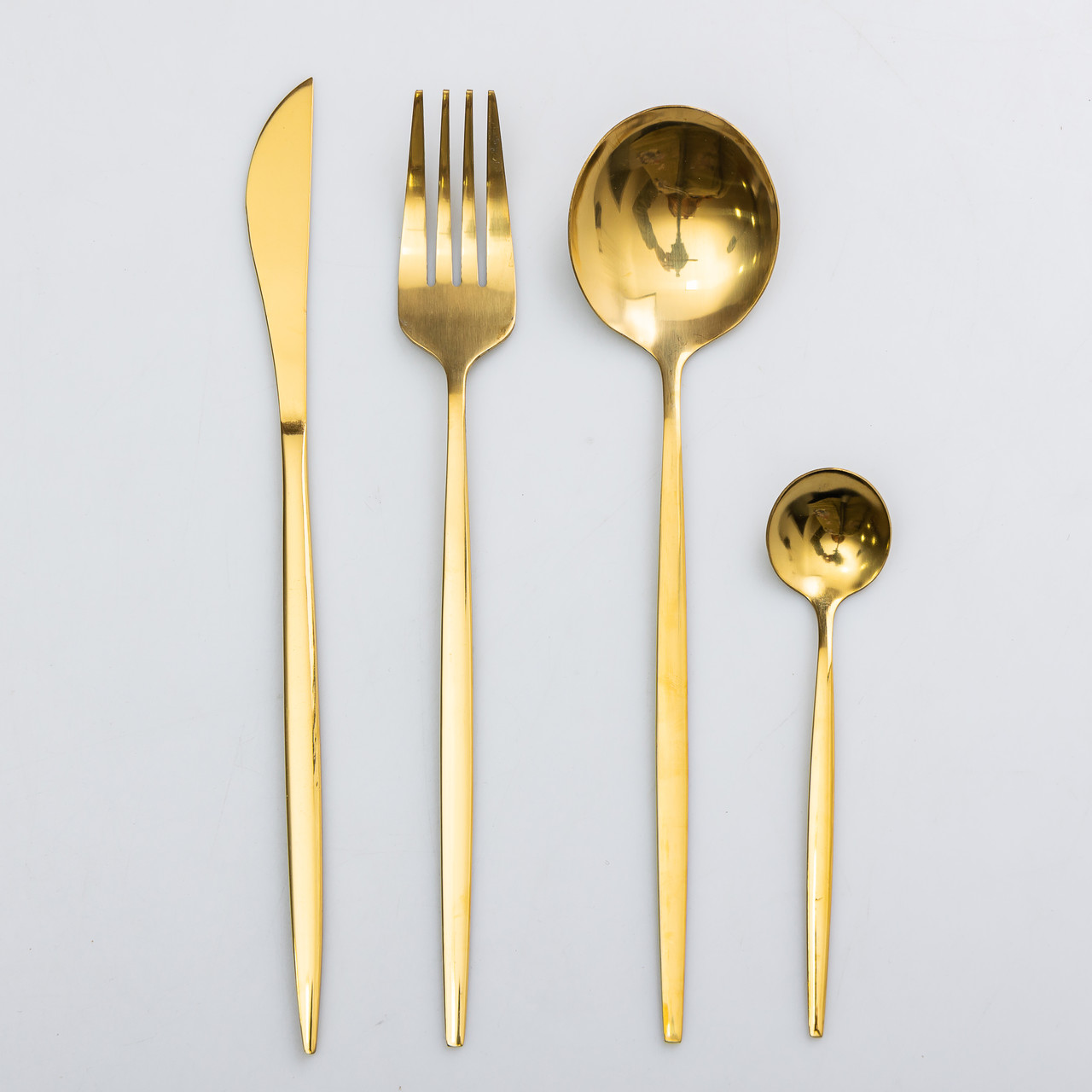 Набір столових приборів 24 предмети набір ложок виделок і ножів на 6 персон Золотистий