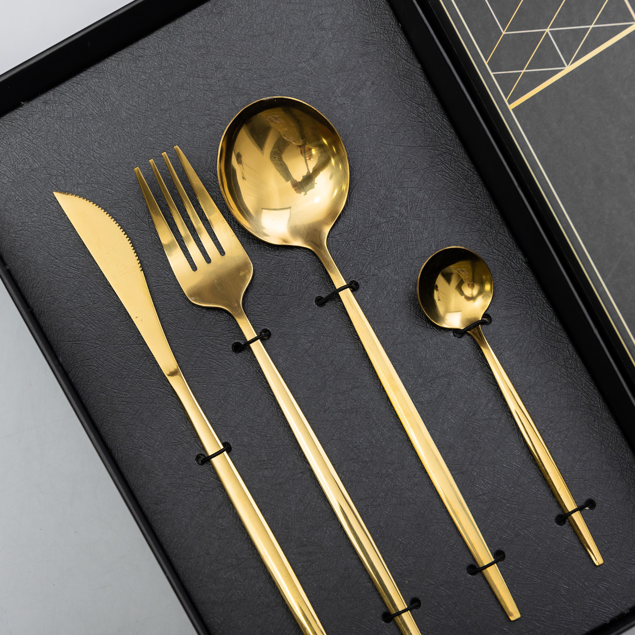 Набір столових приборів 24 предмети набір ложок виделок і ножів на 6 персон Золотистий