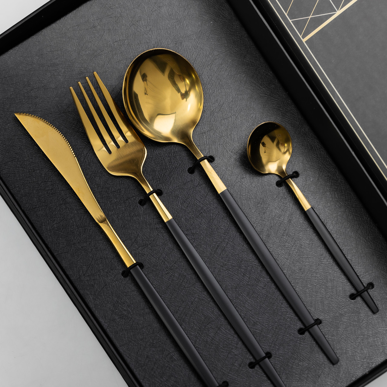 Набір столових приборів 24 предмети столовий набір на 6 персон Золотистий з чорним