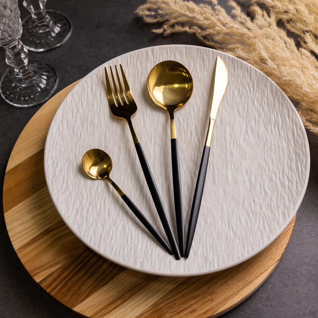 Набір столових приборів 24 предмети столовий набір на 6 персон Золотистий з чорним