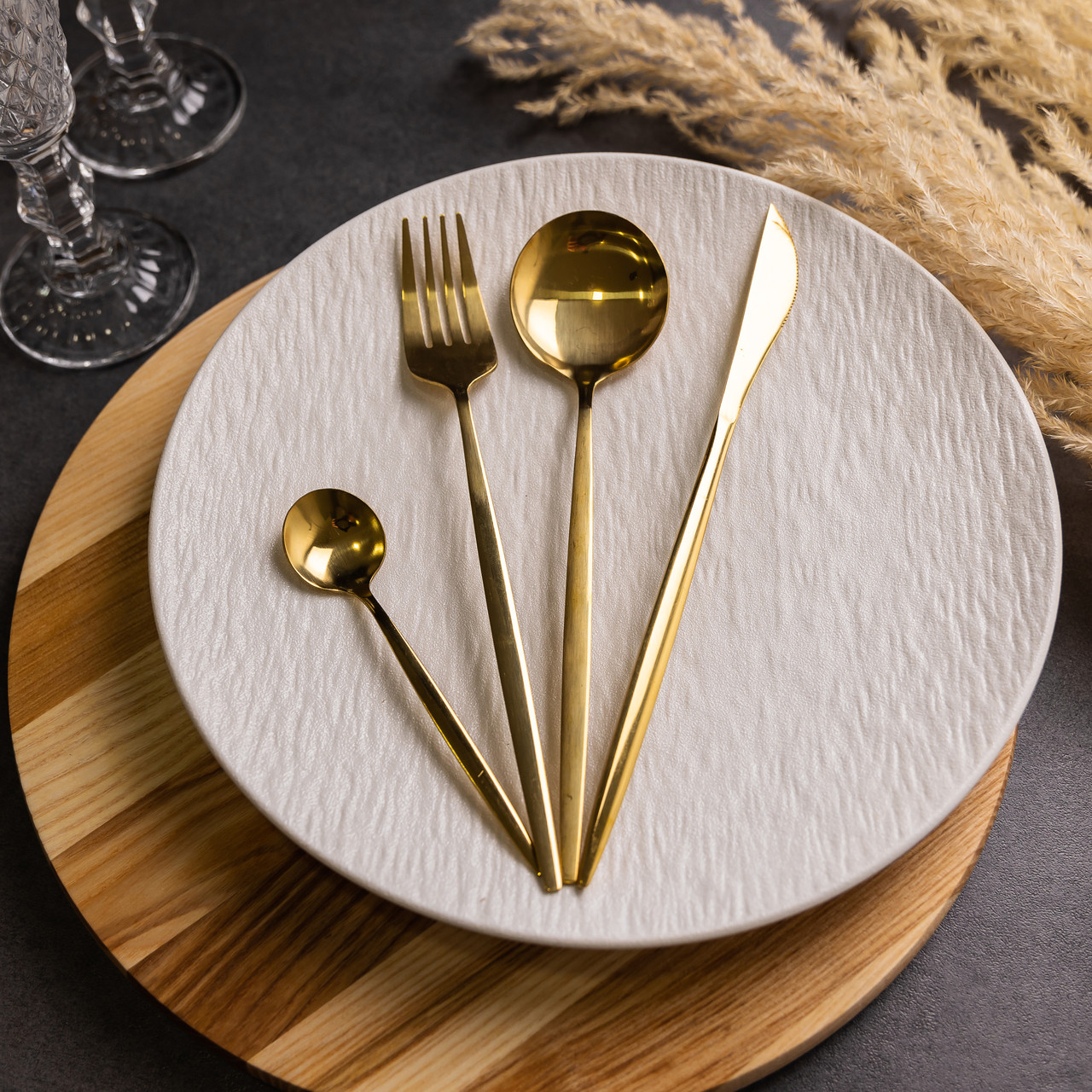 Набір столових приборів 24 предмети набір ложок виделок і ножів на 6 персон Золотистий
