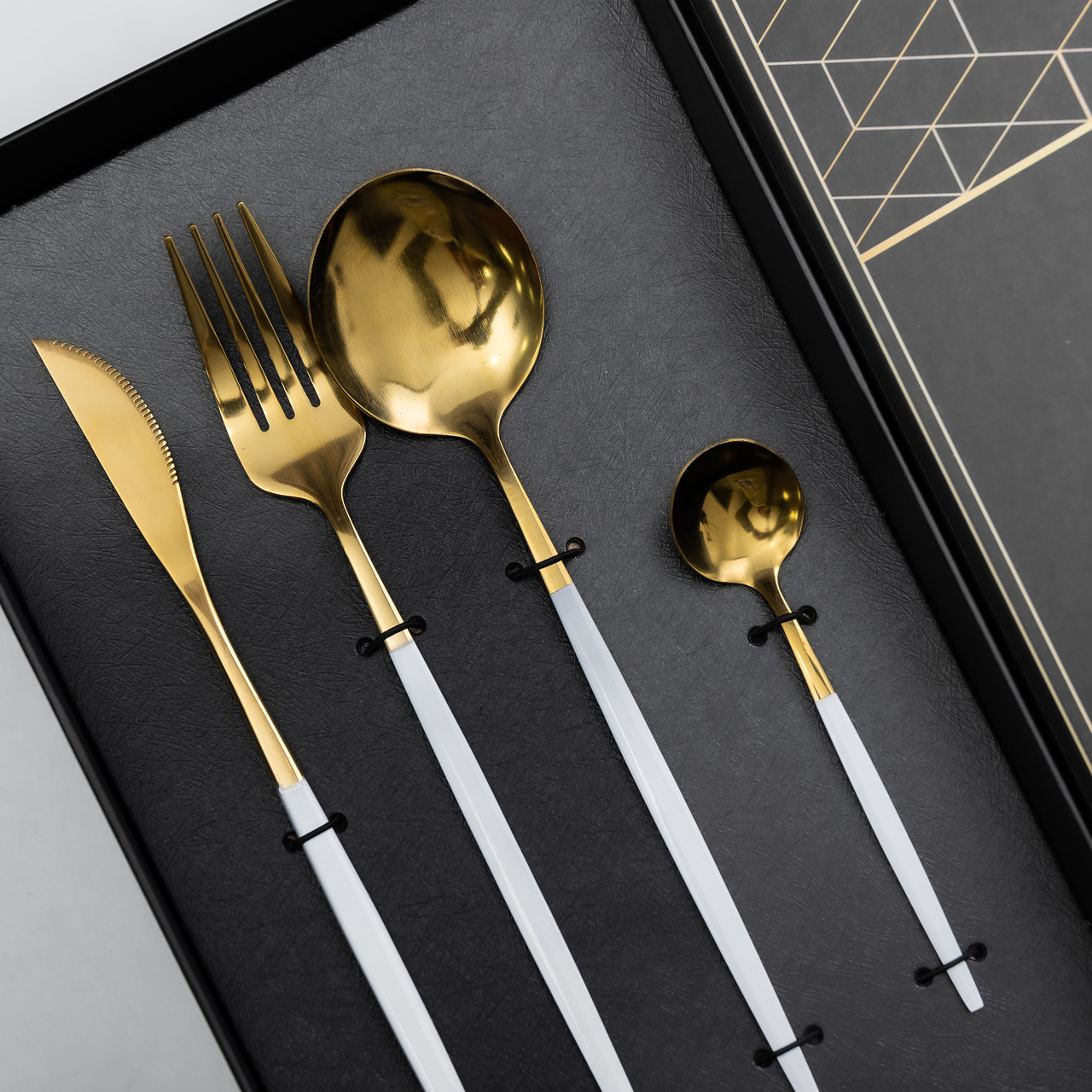 Набір столових приборів 24 предмети столовий набір на 6 персон Золотистий з білим