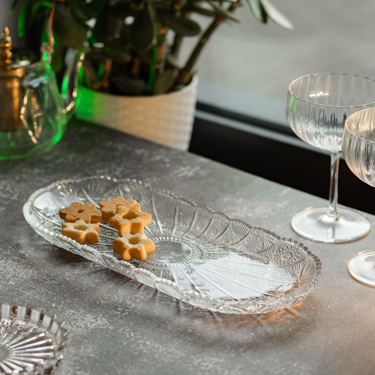 Сервірувальне блюдо для подачі закусок 33.5х15х2 см скляне овальне