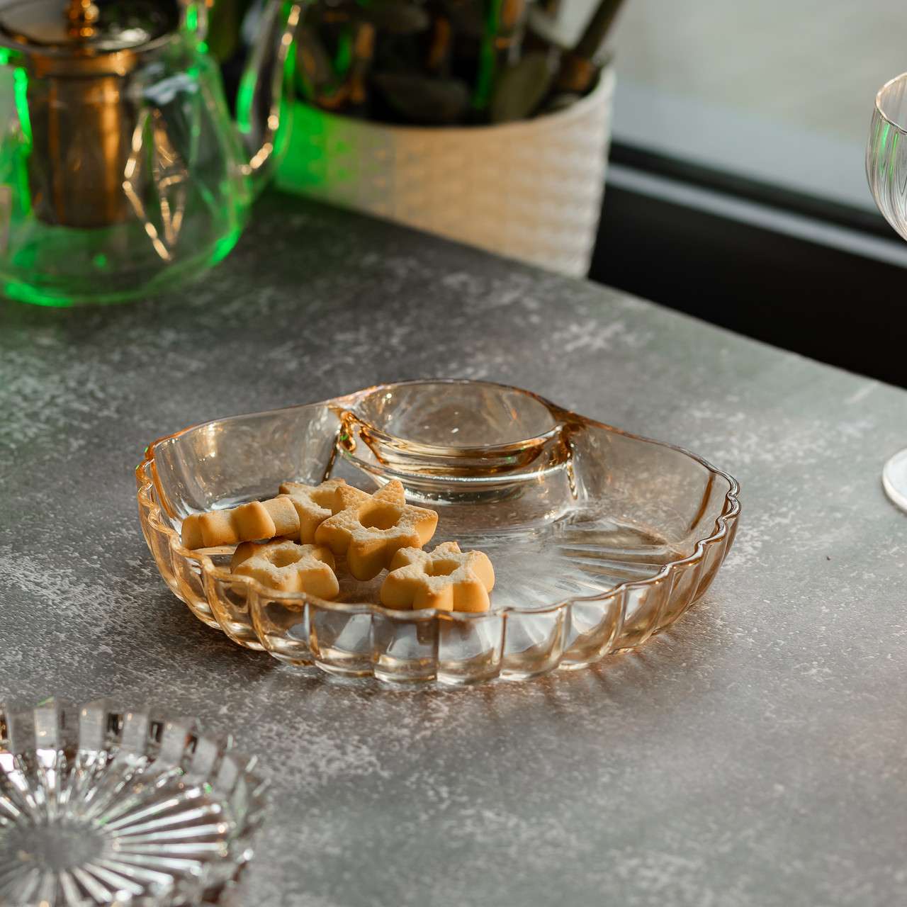 Скляне блюдо із соусником 21х19х3 см тарілка для суші коричнева