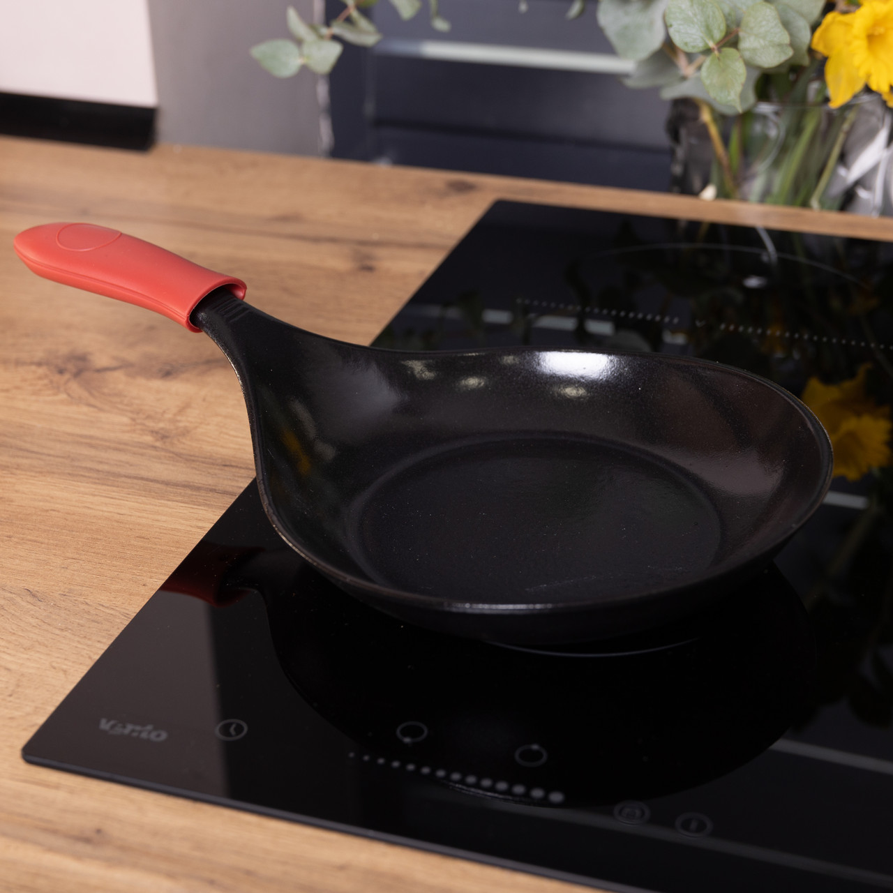 Чавунна сковорода з силіконовою ручкою Ø24,5 см для електричної та газової плити 1 л