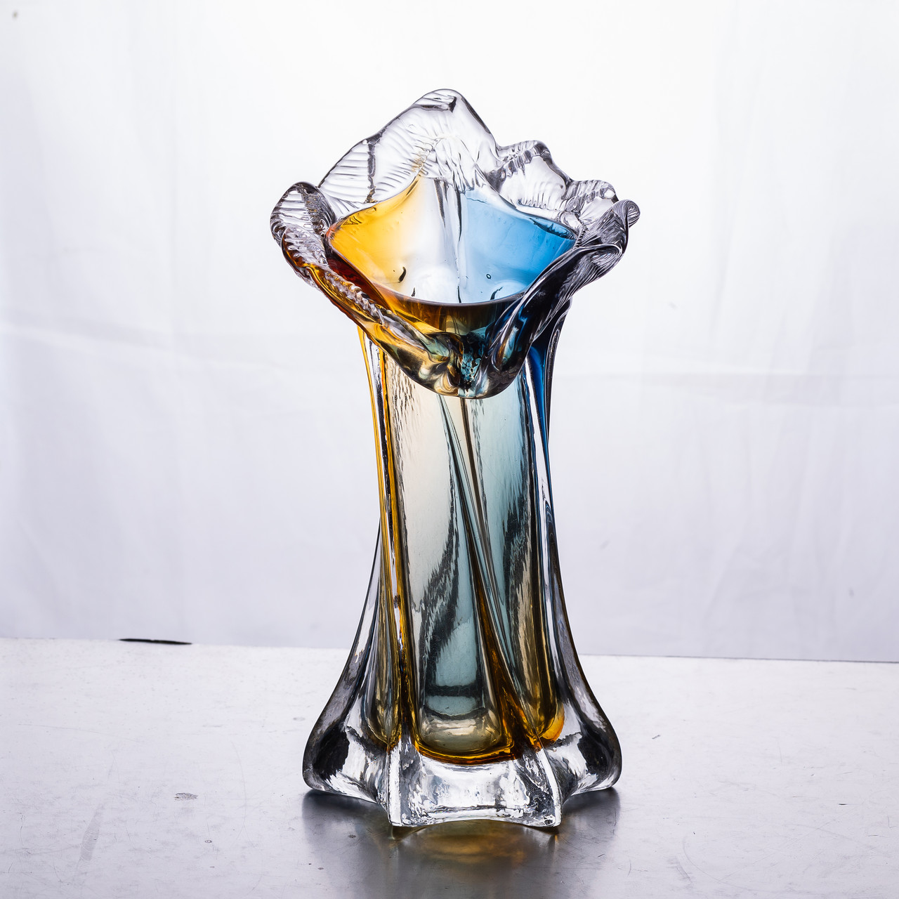 Декоративна скляна оригінальна ваза для квітів 22 см стильна фігурна ваза 200 мл Жовто-синя