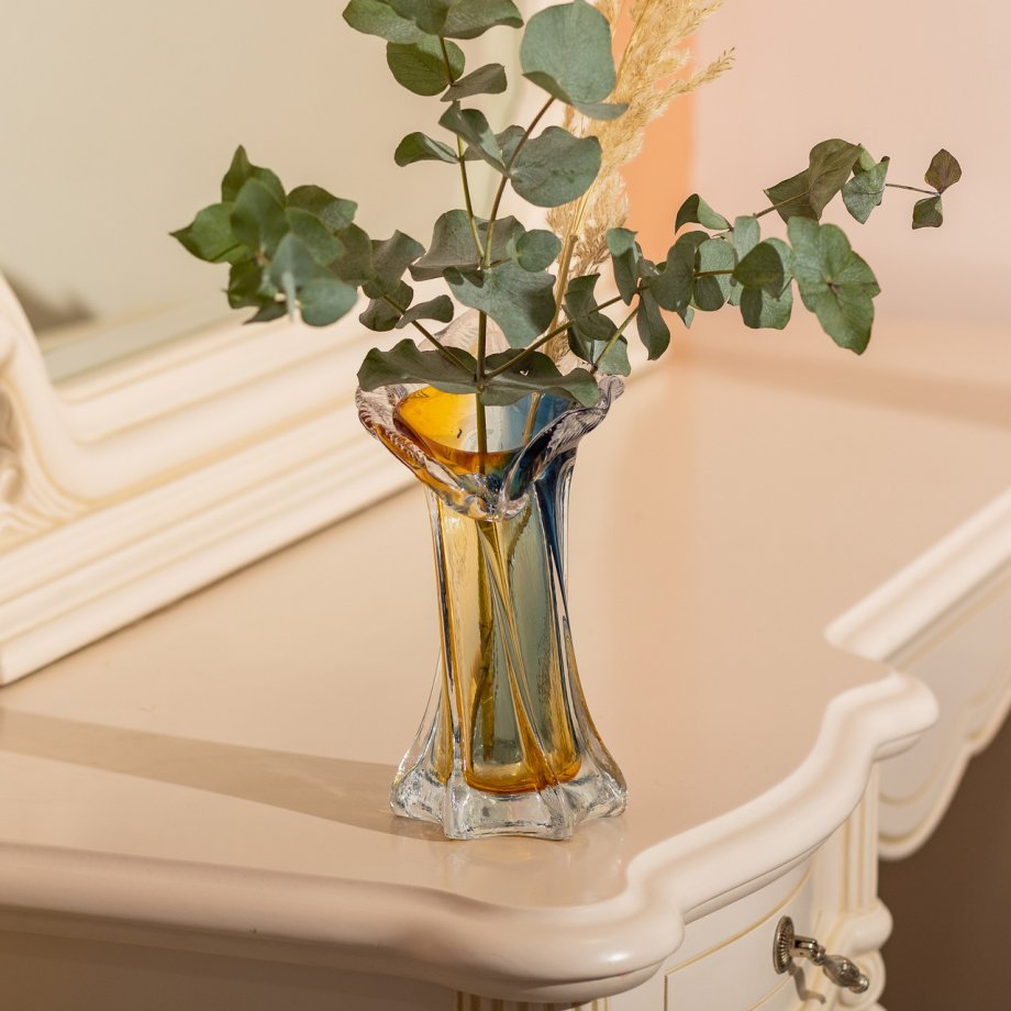 Декоративна скляна оригінальна ваза для квітів 22 см стильна фігурна ваза 200 мл Жовто-синя