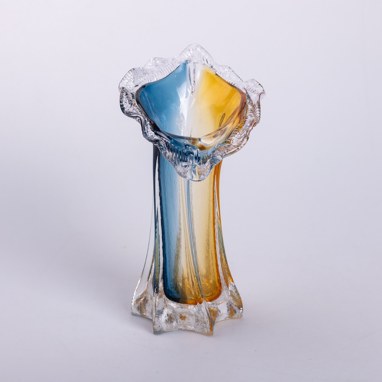 Декоративна скляна оригінальна ваза для квітів 24.5 см стильна фігурна ваза 500 мл Жовто-синя