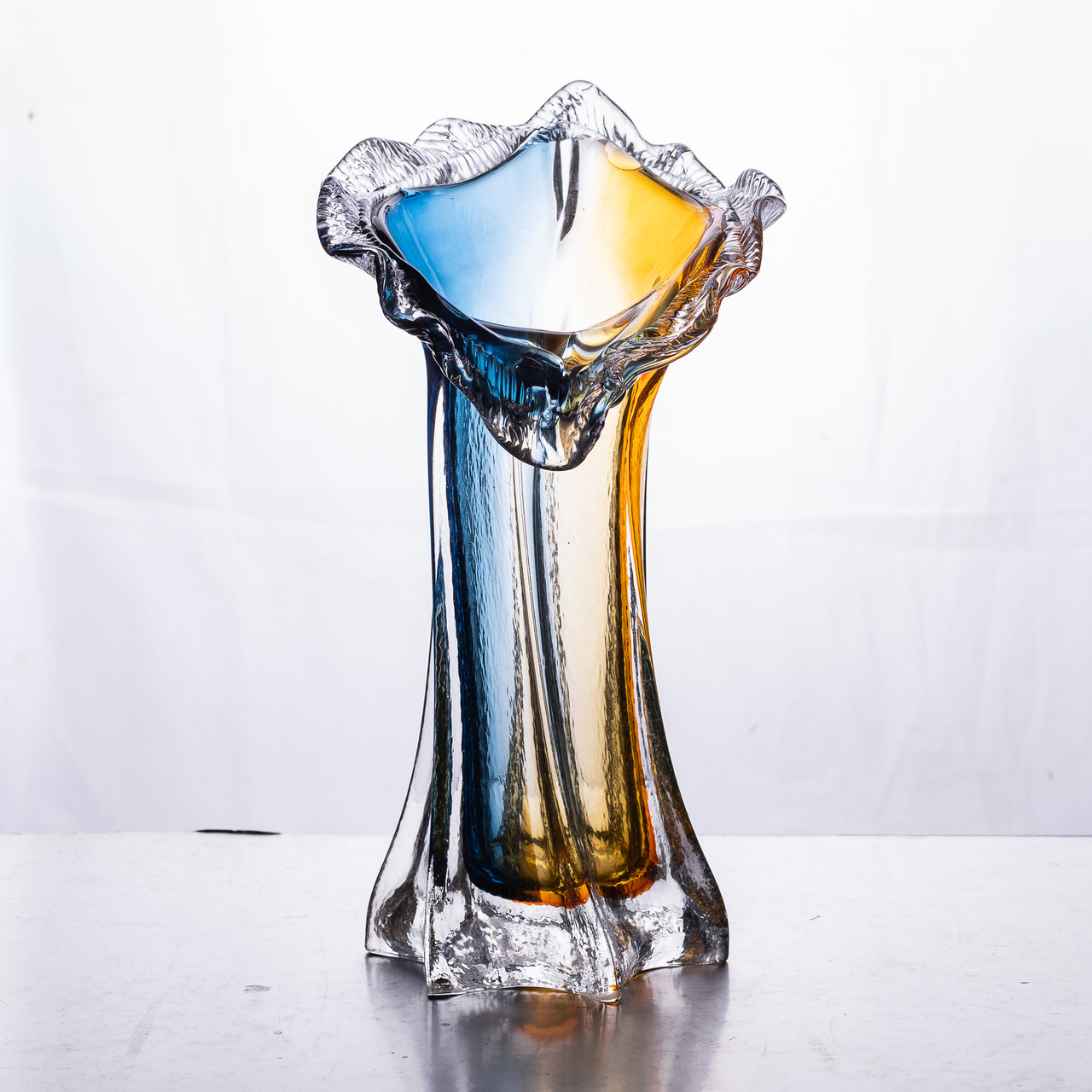 Декоративна скляна оригінальна ваза для квітів 24.5 см стильна фігурна ваза 500 мл Жовто-синя