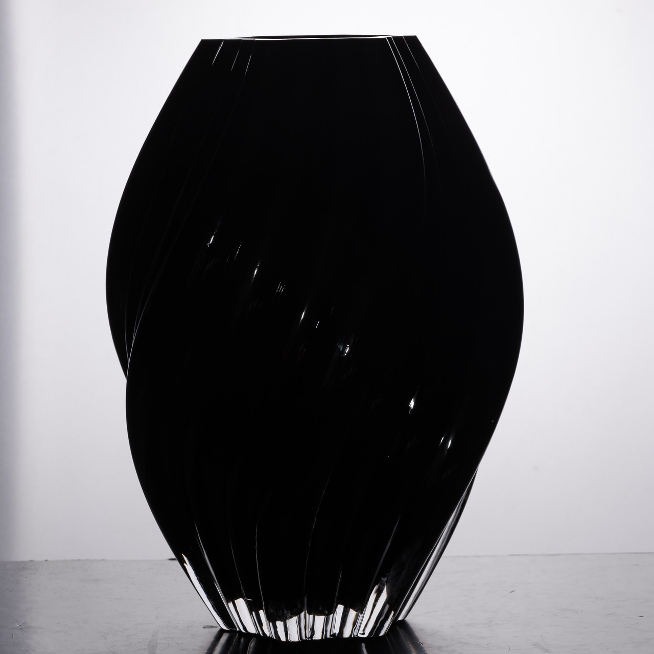 Декоративна скляна ваза для квітів 30 см фігурна ваза 5 л Чорна