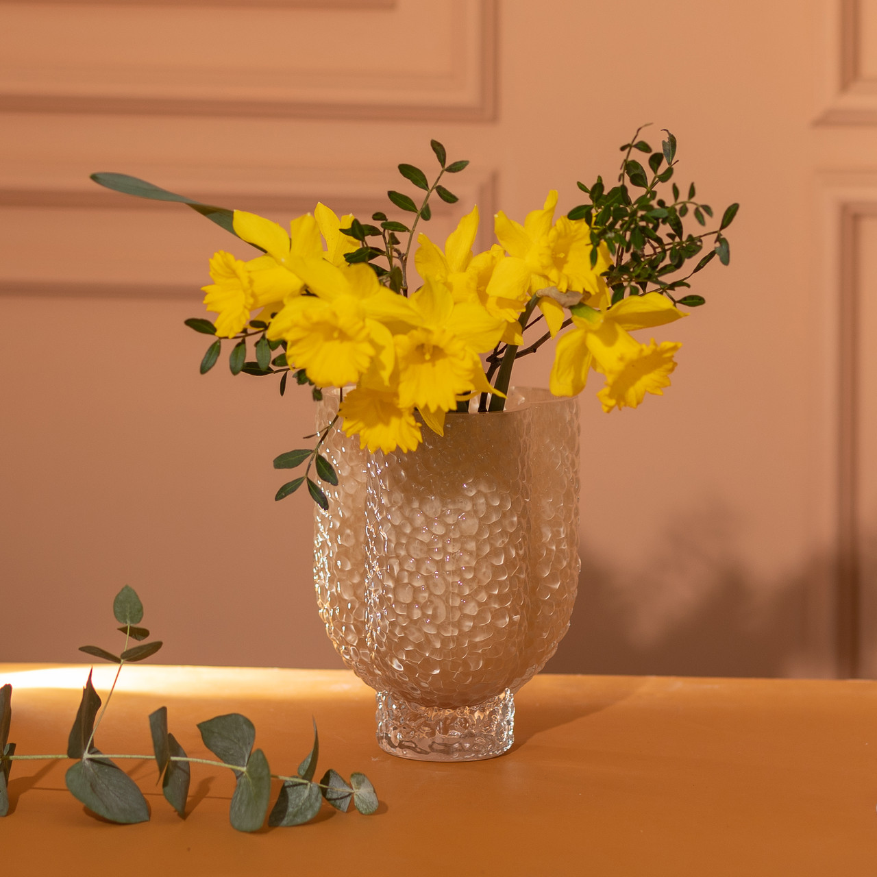 Ваза декоративна 13.5х13.5х18 см для квітів скляна фігурна фігурна ваза з кольорового скла 1 л Бежева