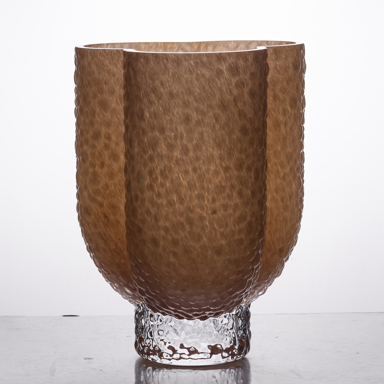 Ваза декоративна 18.5х16х25 см для квітів скляна фігурна ваза з кольорового скла 3 л Бежева