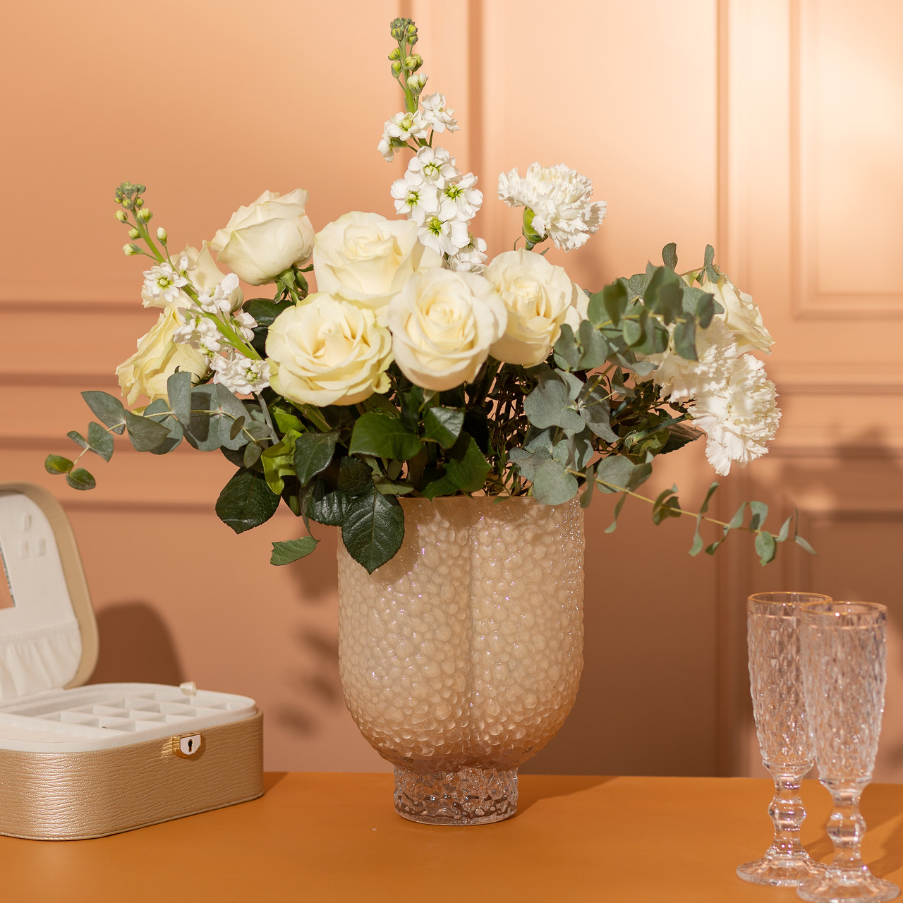 Ваза декоративна 18.5х16х25 см для квітів скляна фігурна ваза з кольорового скла 3 л Бежева