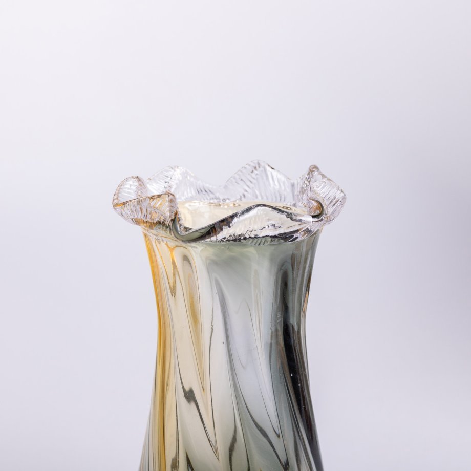 Ваза декоративна 26 см для квітів скляна фігурна ваза з кольорового скла 1.2 л Жовто-сіра