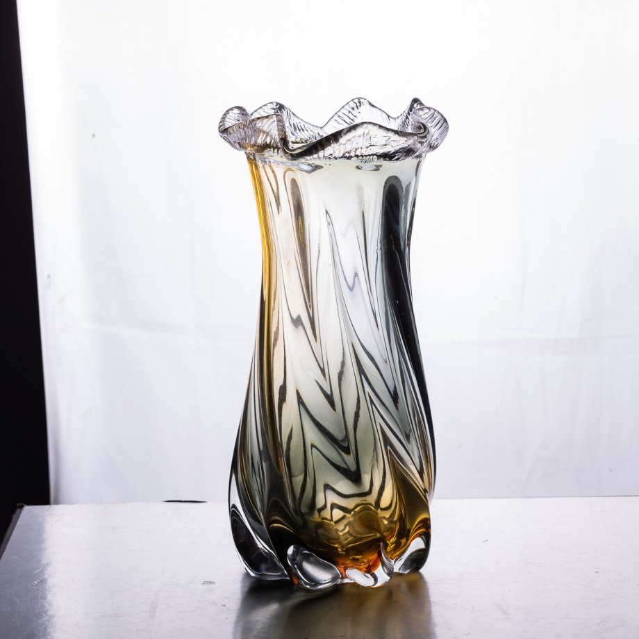 Ваза декоративна 26 см для квітів скляна фігурна ваза з кольорового скла 1.2 л Жовто-сіра