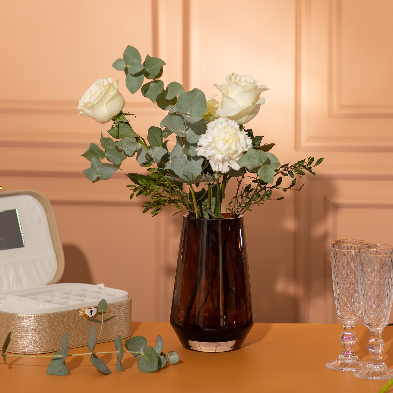 Ваза для квітів скляна 22 см скляна з кольорового скла 1.7 л Коричнева