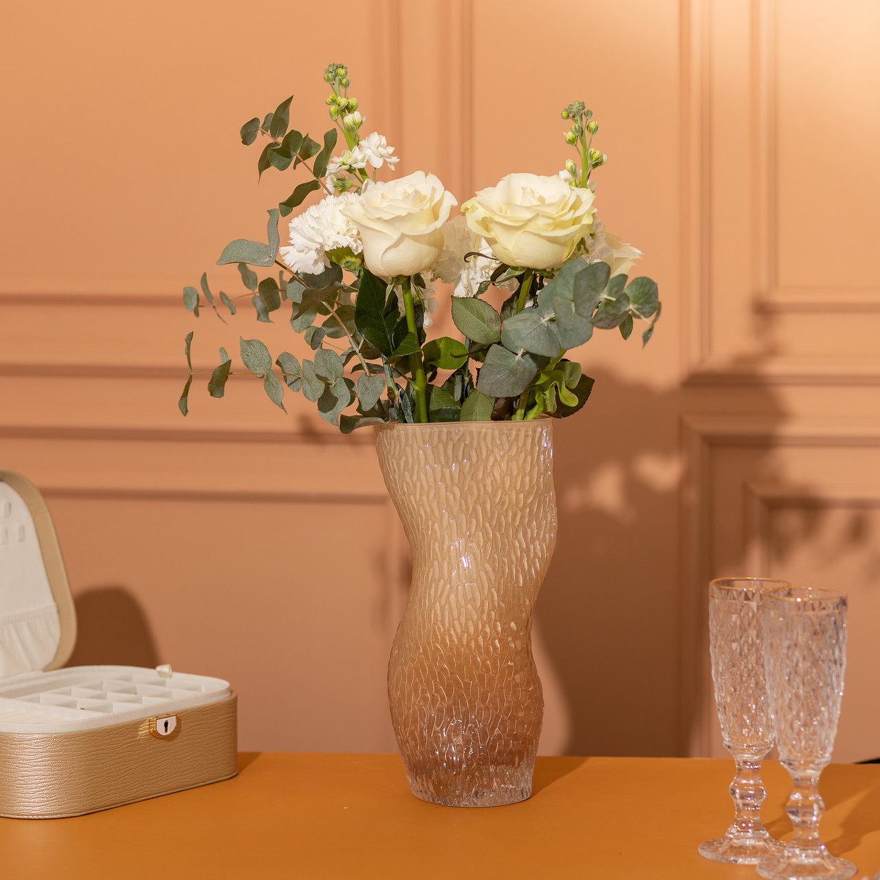 Ваза для квітів скляна з тисненням 14.5х11х30 см ваза декоративна для інтер'єру 1.6 л Бежева