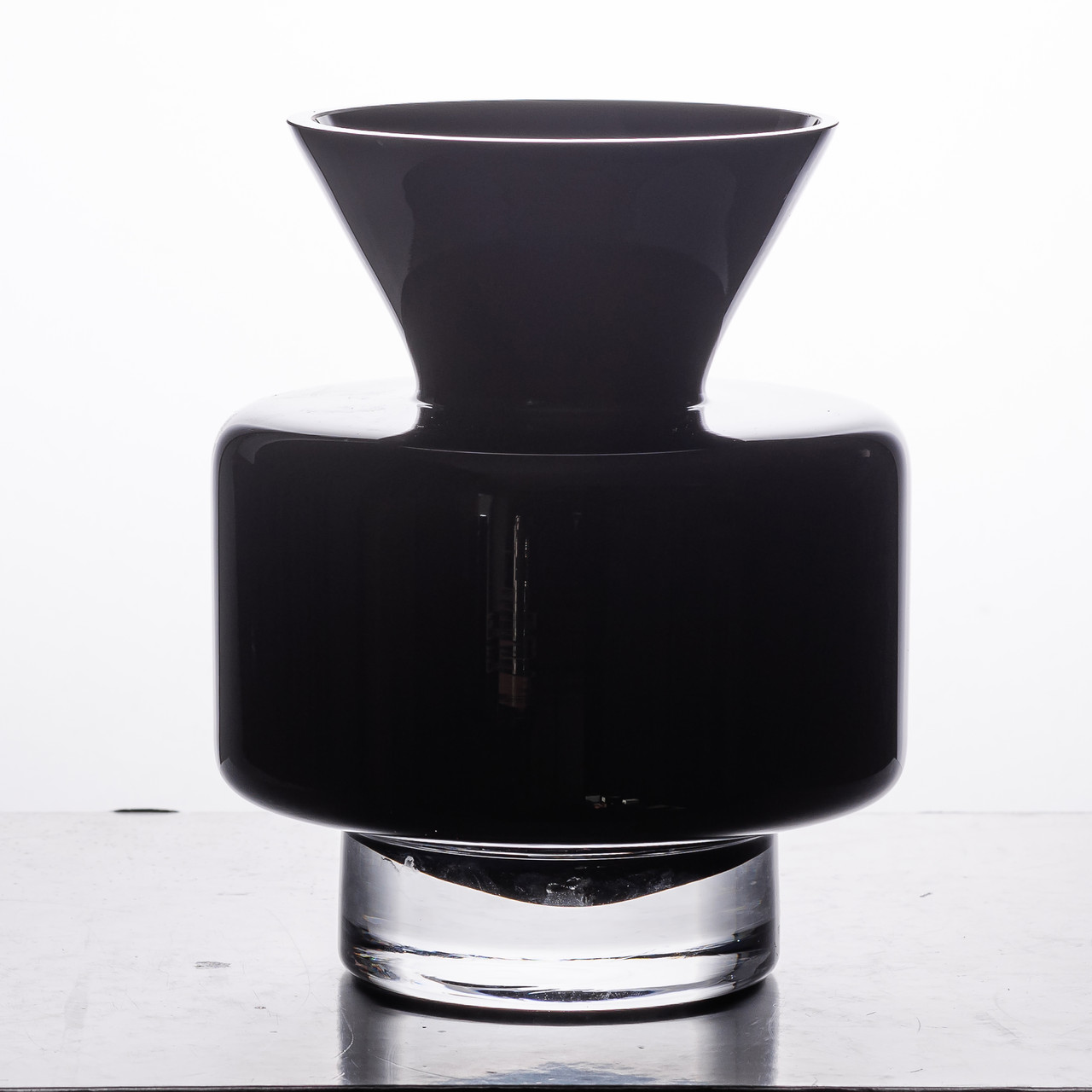 Ваза з кольорового скла для квітів 17.5 см декоративна ваза для декору та інтер'єру 1.5 л Чорна