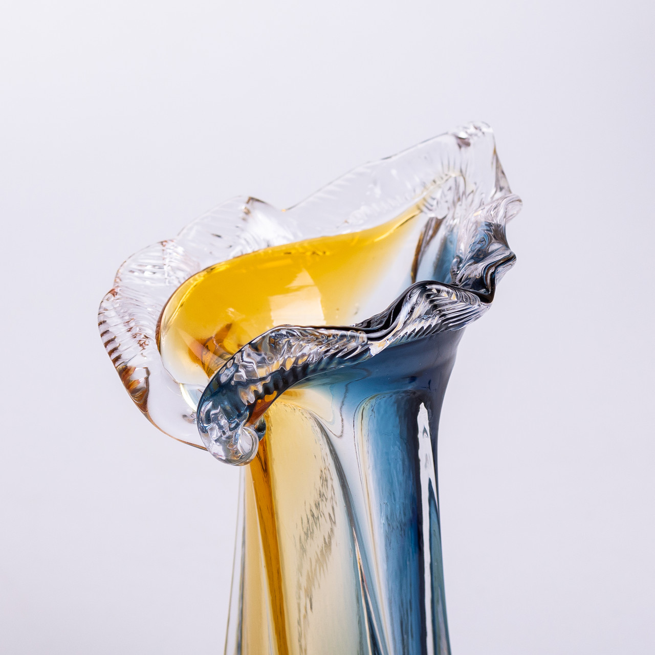 Декоративна скляна оригінальна ваза для квітів 22 см стильна фігурна ваза 200 мл Жовто-синя