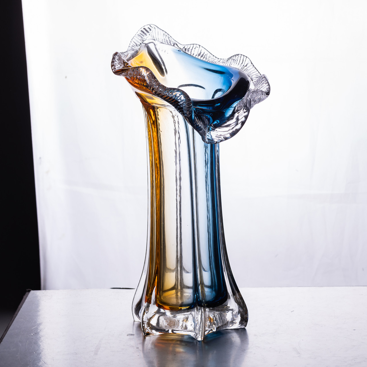 Декоративна скляна оригінальна ваза для квітів 29 см стильна фігурна ваза 500 мл Жовто-синя