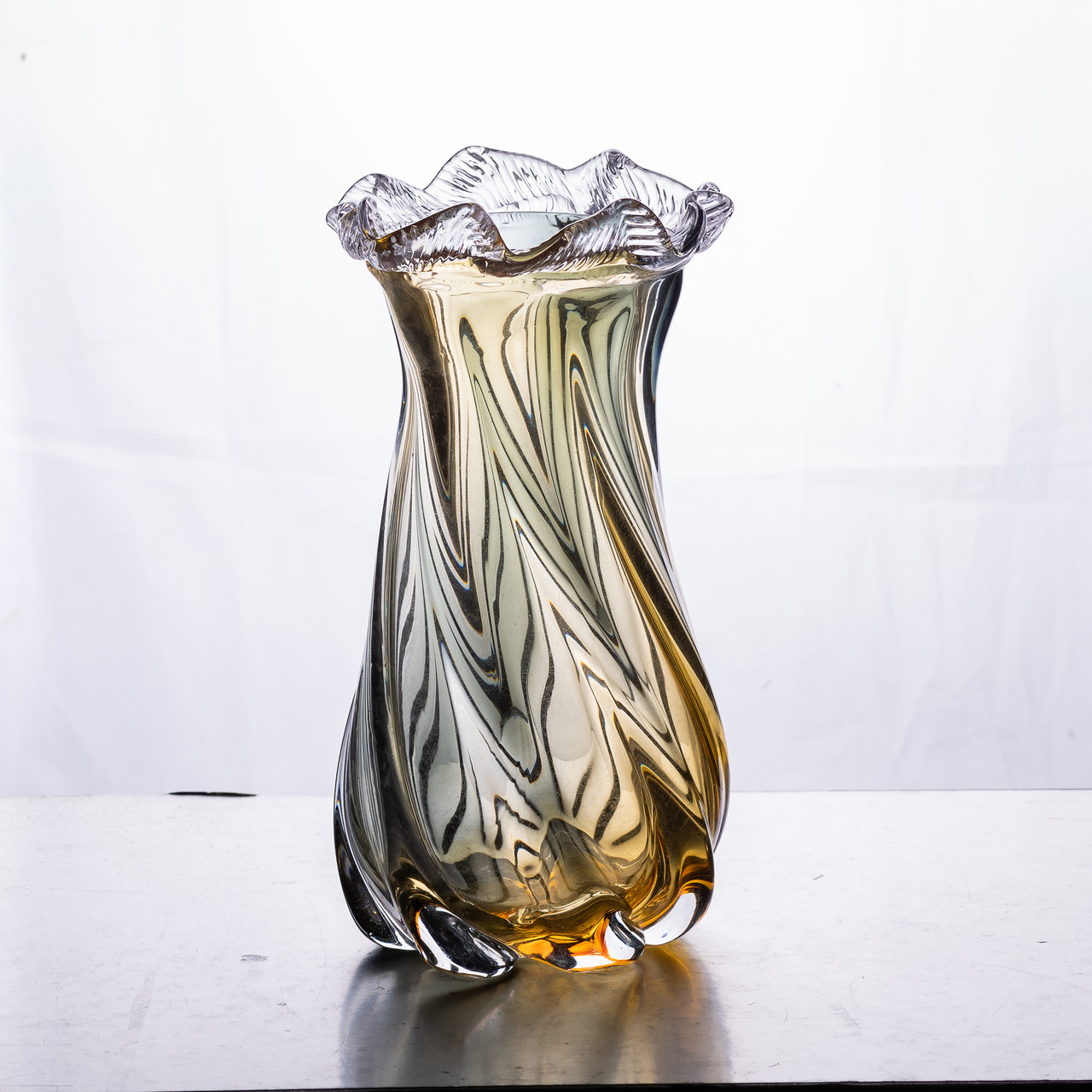 Ваза декоративна 21 см для квітів скляна фігурна ваза з кольорового скла 800 мл Жовто-сіра